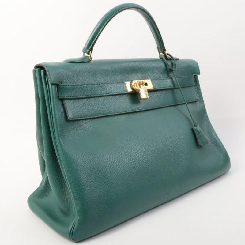 Hermes 1994 Made Kelly Bag 40Cm Green

Additional information:
Interior pocket x3
Accessories: Cadena x1, key x1, clochette, dust bag 1994
Made in France TIMELESS PIECES.
Size: 40 W x 13 D x 25 H cm
Handle 27cm.
Condition: Good
Front: With slight