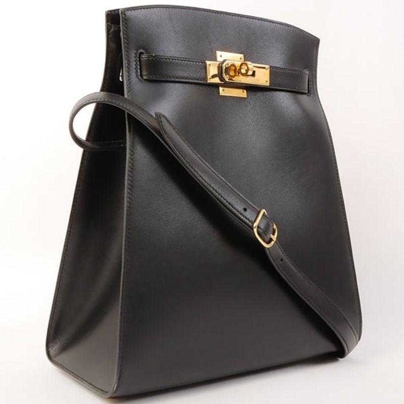 Hermes 1995 Made Kelly Sports Bag Pm Black

Additional information:
Interior pocket x2
Material:???Box calf 1995
Made in France.
Size: 24 W x 10 D x 28 H cm
Shoulder drop: 101~107cm ( 3 adjustment holes).
Condition: Good
Front: With slight scratch