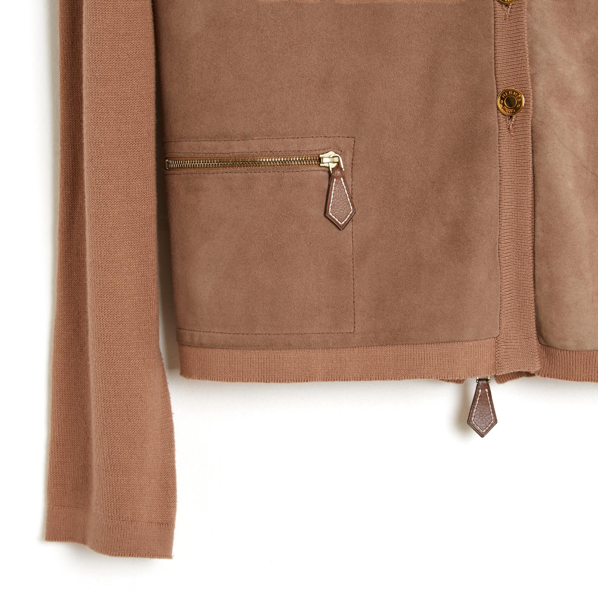 Hermès set circa 1995 in suede (ultra soft and supple) and cotton knit (ultra soft and supple too) camel or dark beige color composed of a cardigan, v-neck closed by 6 Clou de Selle motif buttons in gold metal, 2 zipped pockets on the front with
