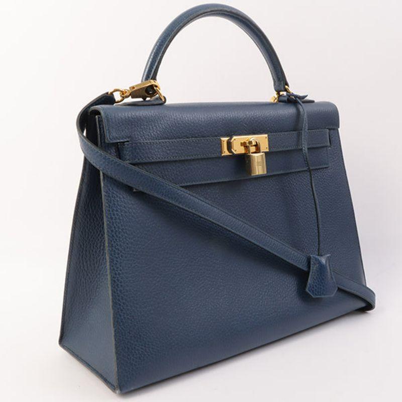 Hermes 1996 Made Kelly Bag 32Cm Blue

Additional information:
Interior pocket x3
Accessories: Dust bag, cadena x1, key x2, clochette x1
Material: Ardennes leather 1996
Made in France.
Size: 32 W x 12 D x 23 H cm
Shoulder drop: 88cm Handle