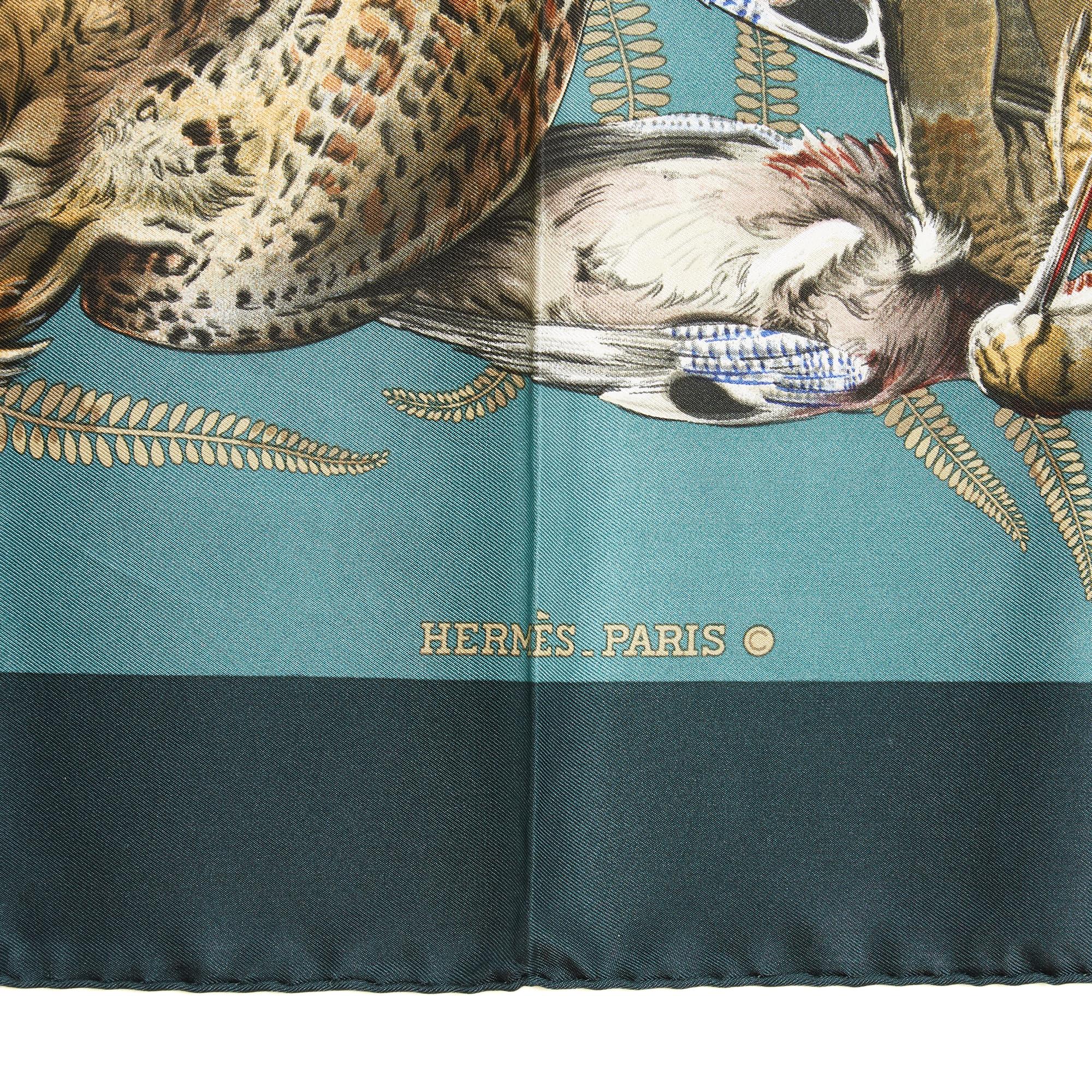 Hermès quadratischer Schal 90 aus Seidenköper, Gibiers-Muster von Henri de Linares, 1966 veröffentlicht und 1991 und 1997 neu aufgelegt (wahrscheinlich wie dieser), in den Farben Blau-Grün und Ecru. Breite 90 cm x Länge 90 cm ungefähr. Das Quadrat