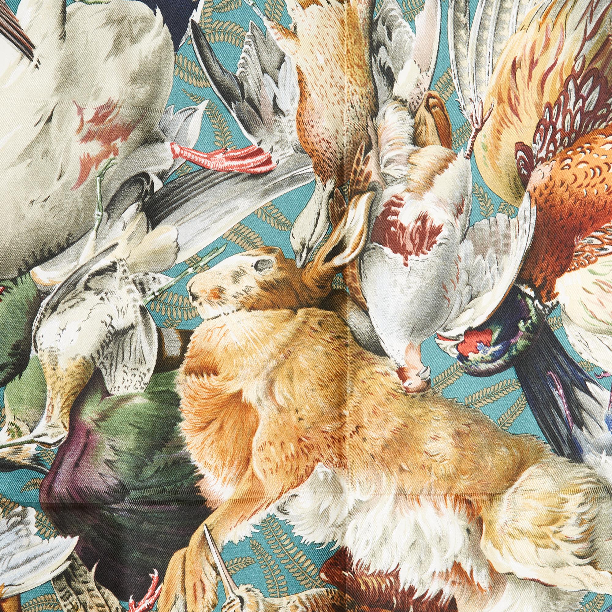 Hermès 1997 Foulard Carré 90 Linares Gibiers Fichte Blau Seidenköper Schal Hermes im Zustand „Hervorragend“ im Angebot in PARIS, FR