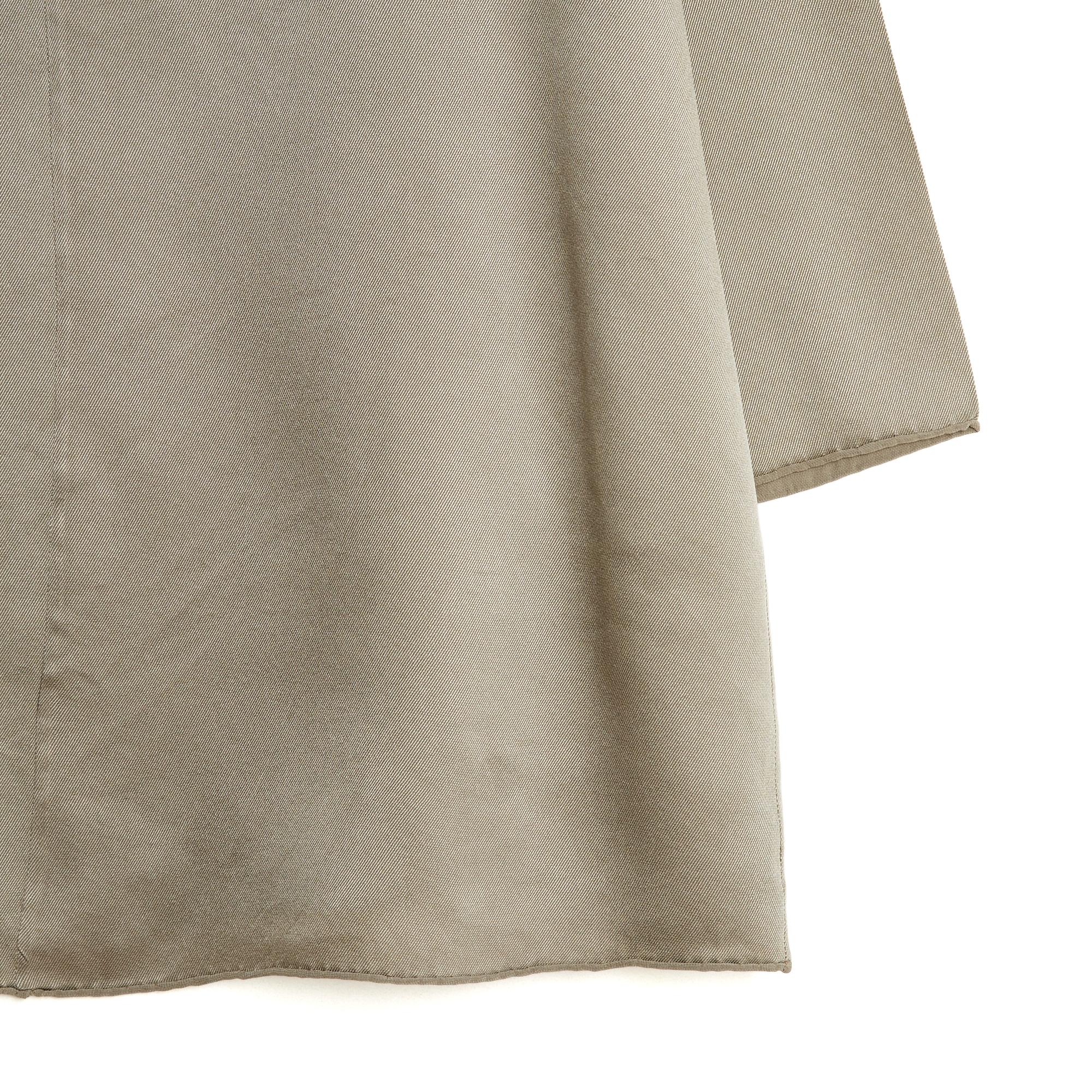 Top Hermès by Martin Margiela Bluse aus grauem Seidenköper (identisch mit den Tüchern), vollständig mit handgerollten Kanten verarbeitet, wie die Tücher, V-Ausschnitt, lange Ärmel. Größe 38FR oder UK10 und US8: Schultern 40 cm, Brust 50 cm, Länge 74
