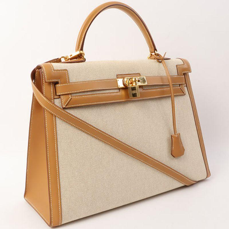 Hermes 1999 Made Kelly Bag 35Cm Natural/Natural

Additional information:
Interior pocket x3
Accessories: Dust bag, Cadena, Key, Clochette
Material: Toile H/Boxcalf Sellier 1999
Made in France.
Size: 35 W x 13 D x 24 H cm
Shoulder drop: 85cm; Handle