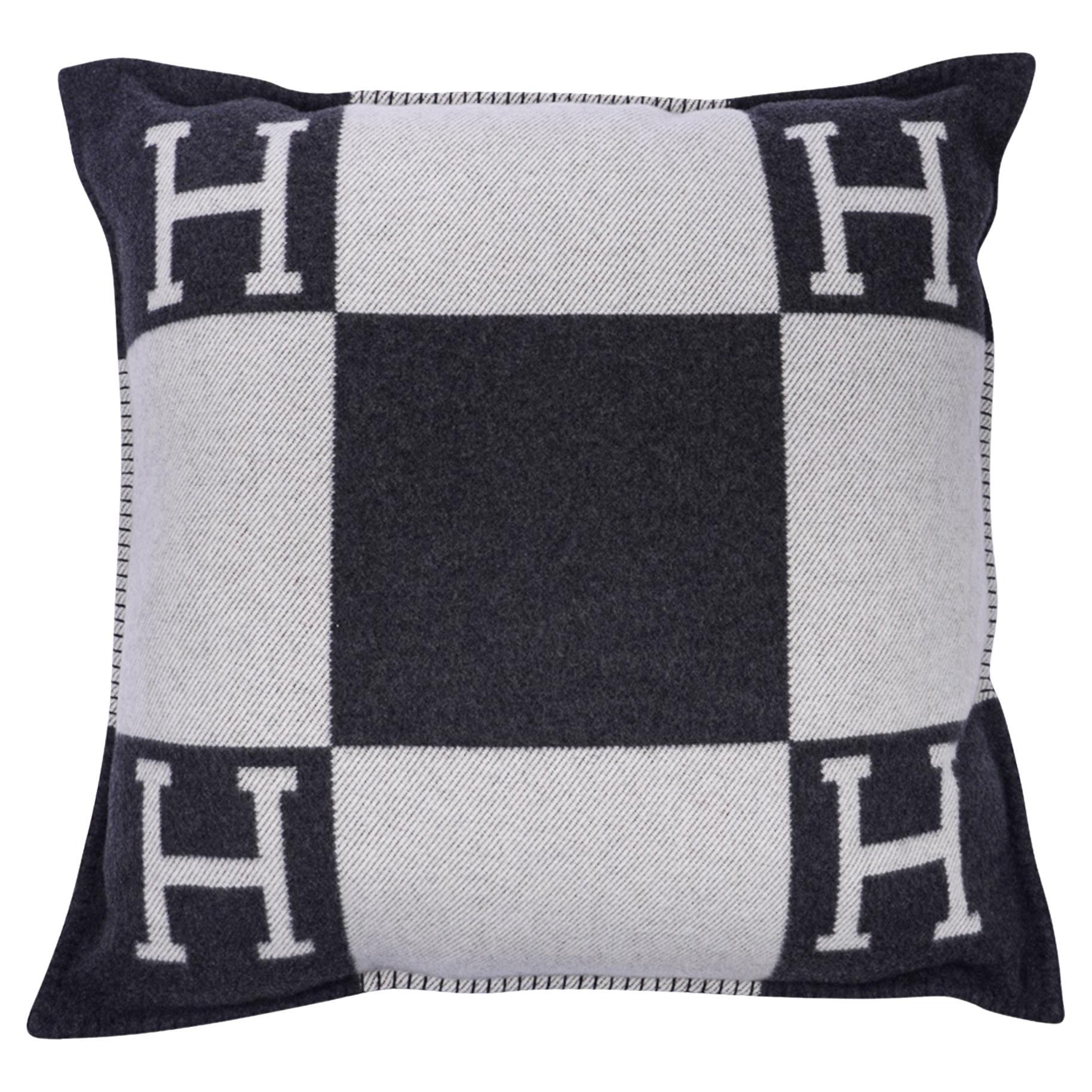Guaranteed authentic extremely rare Large Model Hermes Avalon signature H pillow featured in Gris Fonce and Ecru.
The removable cover is created from 90% Wool and 10% cashmere and has whip stitch edges.
Comes with sleeper.
New or Pristine Store
