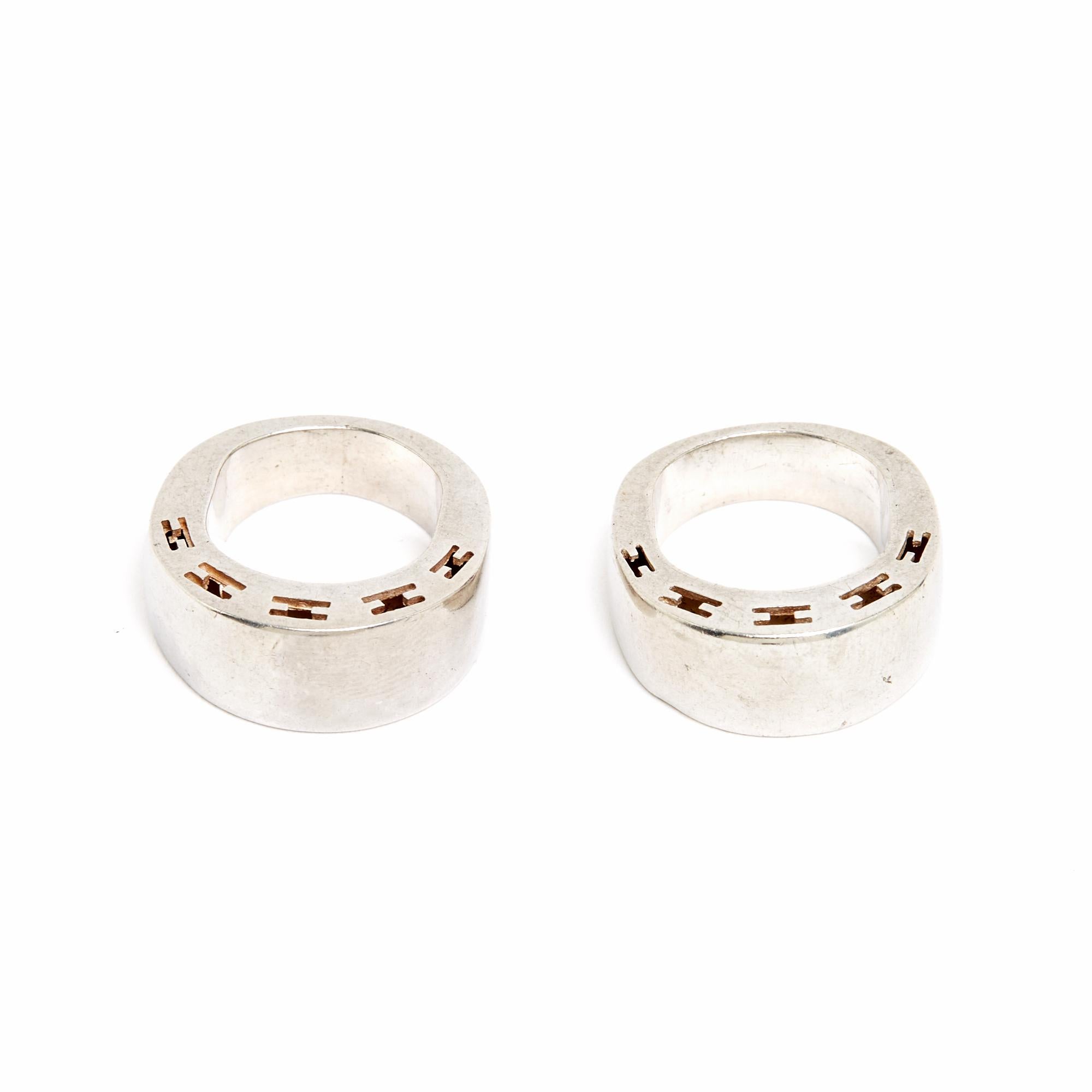 Set of 2 Hermès rings, Clarté model, PM format, in openwork silver with H on each side. Finger size FR48 or US4.5, inner diameter 1.54 cm, width of a ring 0.9 cm, weight of the 2 rings together 15.67 gr. The rings are not marked Hermès but they have