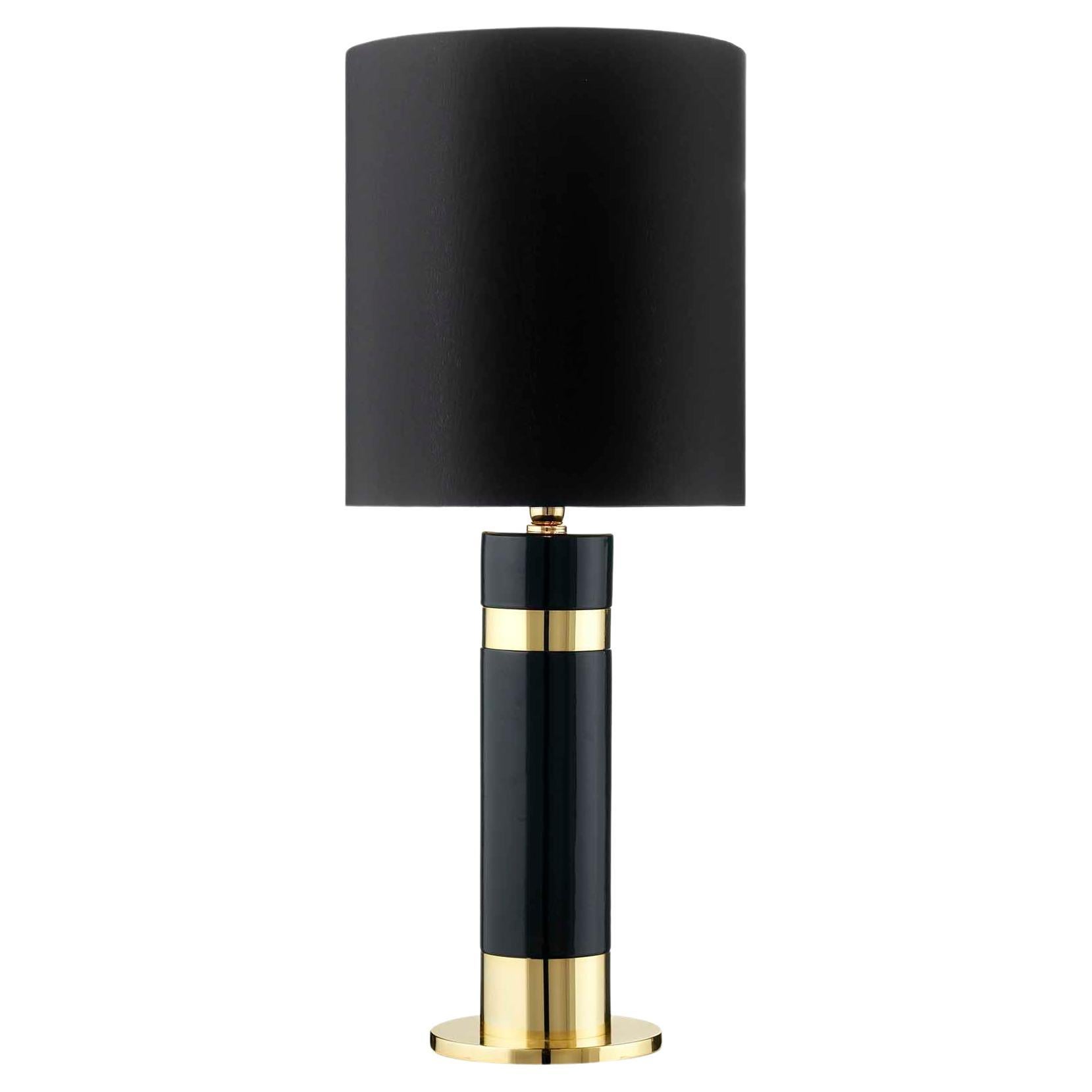 Lampe de table HERMES 2 en céramique émaillée noire et dorée 24 carats 
avec abat-jour en coton
morue. LHE002


Dimensions : hauteur 115,0 cm, diamètre 40,0 cm.
 