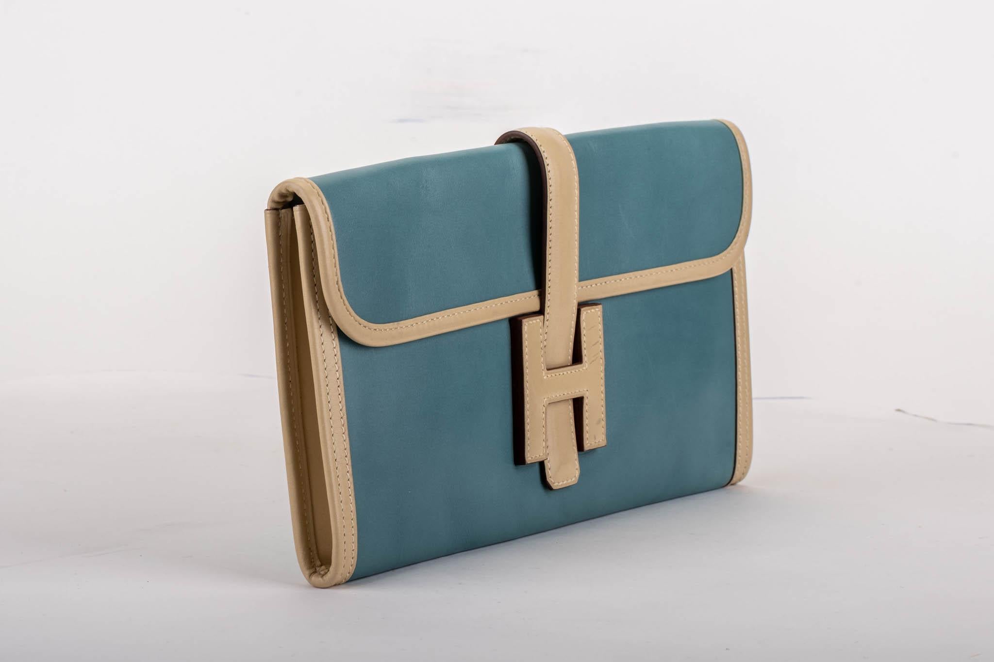 Hermes jige élan 29cm bicolor in blue and cream in swift leather. Dated 