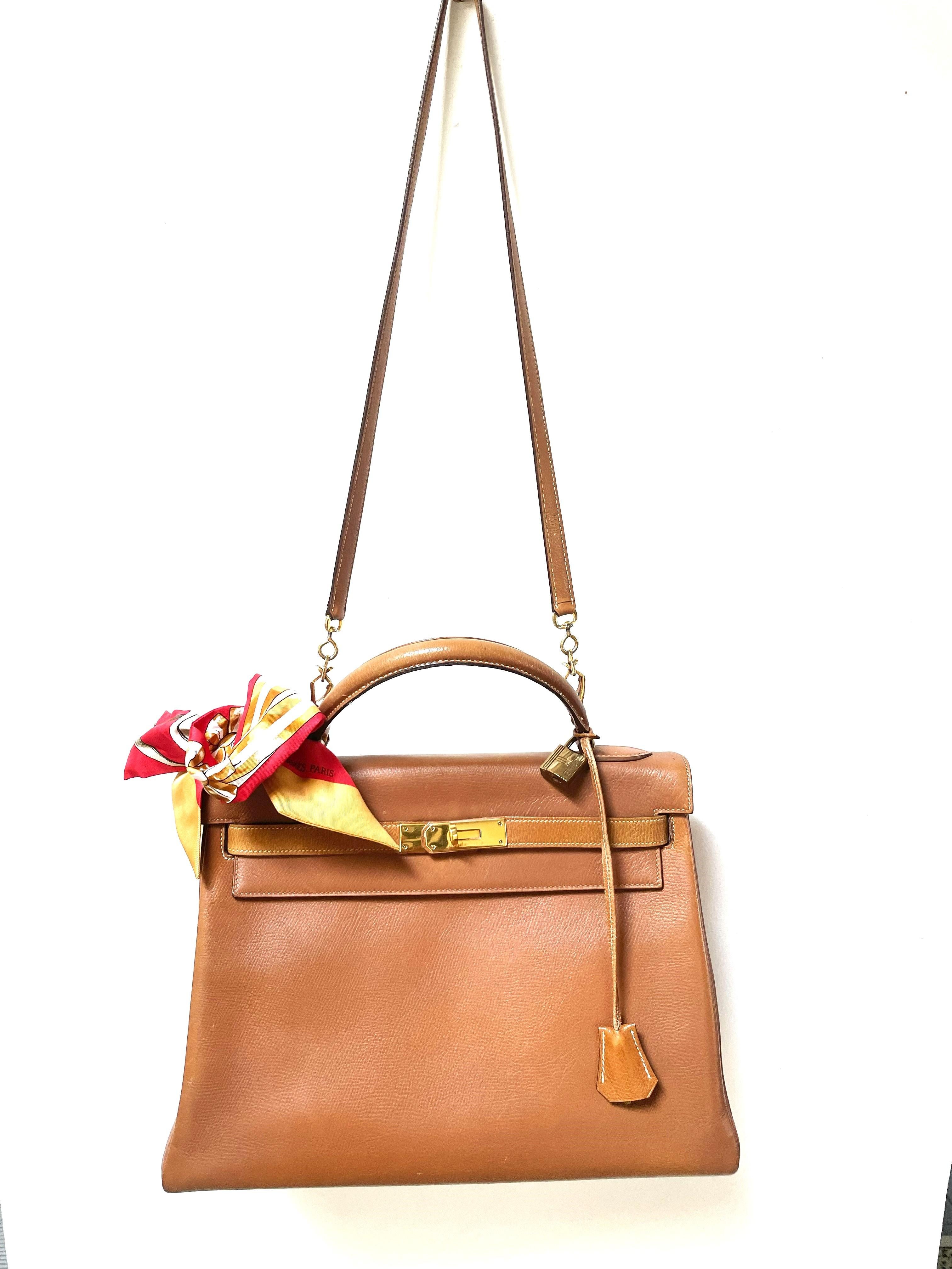 Hermés 2 way Kelly bag, Retourne, 32 cm, Curchevel leather in gold, Collection L in circle = 1982 with long autentic Strap, Lock and Key and Hermes dustbag. 
The bag has been revised and is again in good condition. Interior with 3 compartments,