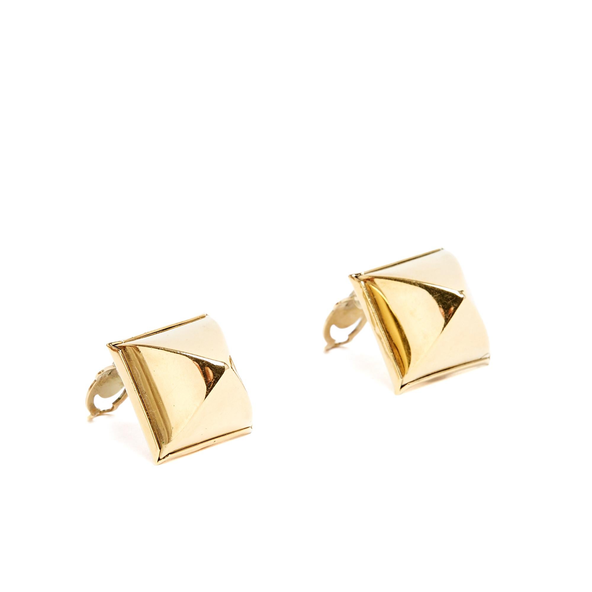 Hermès clip-on earrings, Medor or Collier de Chien model (probably circa 2000) in gold-plated metal, back signed with the Clou de Selle motif of the house of Hermès. Width 2 cm x height 2 cm. The earrings are in very good condition, minimal, iconic