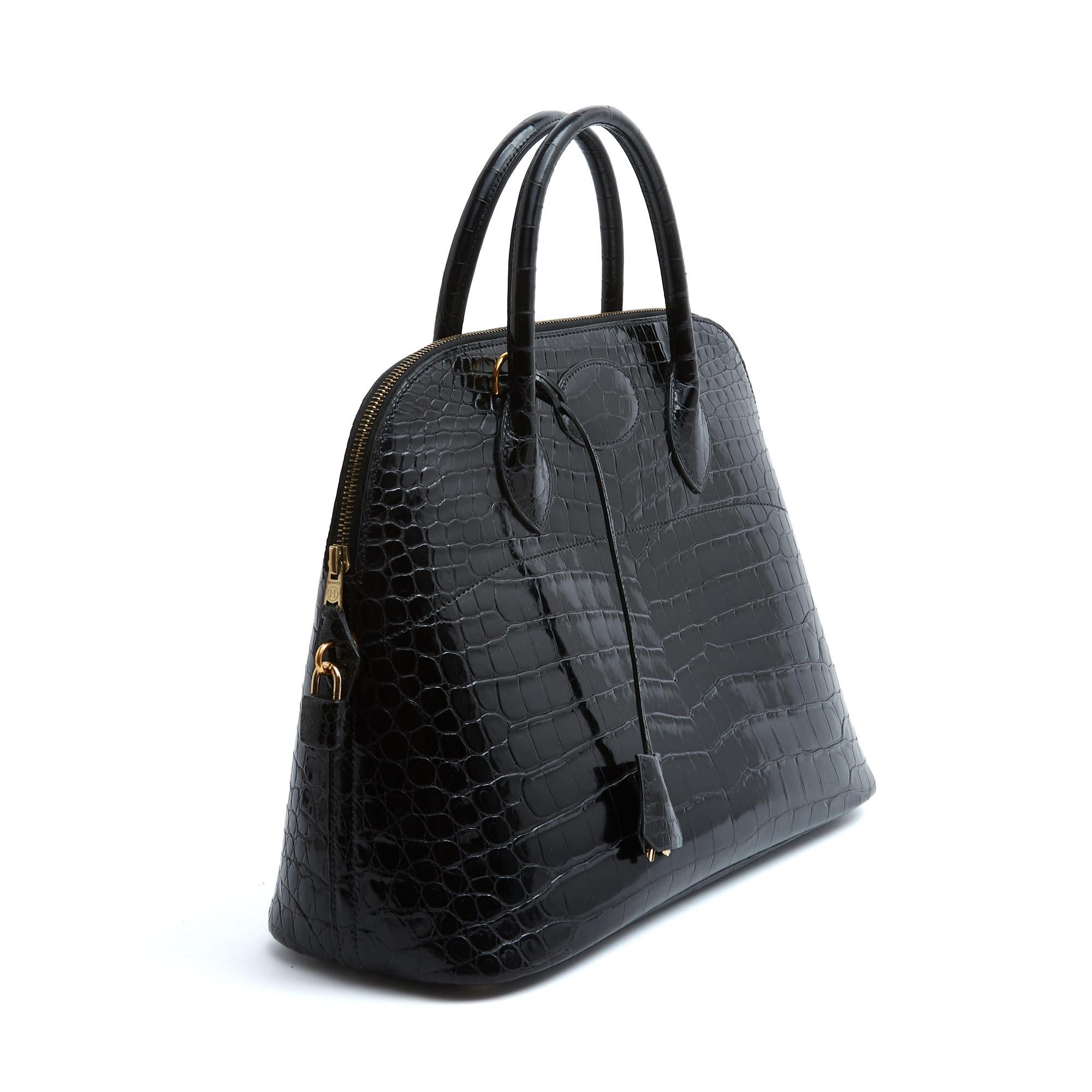 Hermès Bolide Modell Tasche, Größe 35, in kostbarem schwarzem Niloticus, Innenausstattung aus weichem, abgestimmtem Leder mit einer großen aufgesetzten Tasche, 2 Griffe zum Tragen in der Hand und ein abnehmbarer Schulterriemen aus abgestimmtem Leder