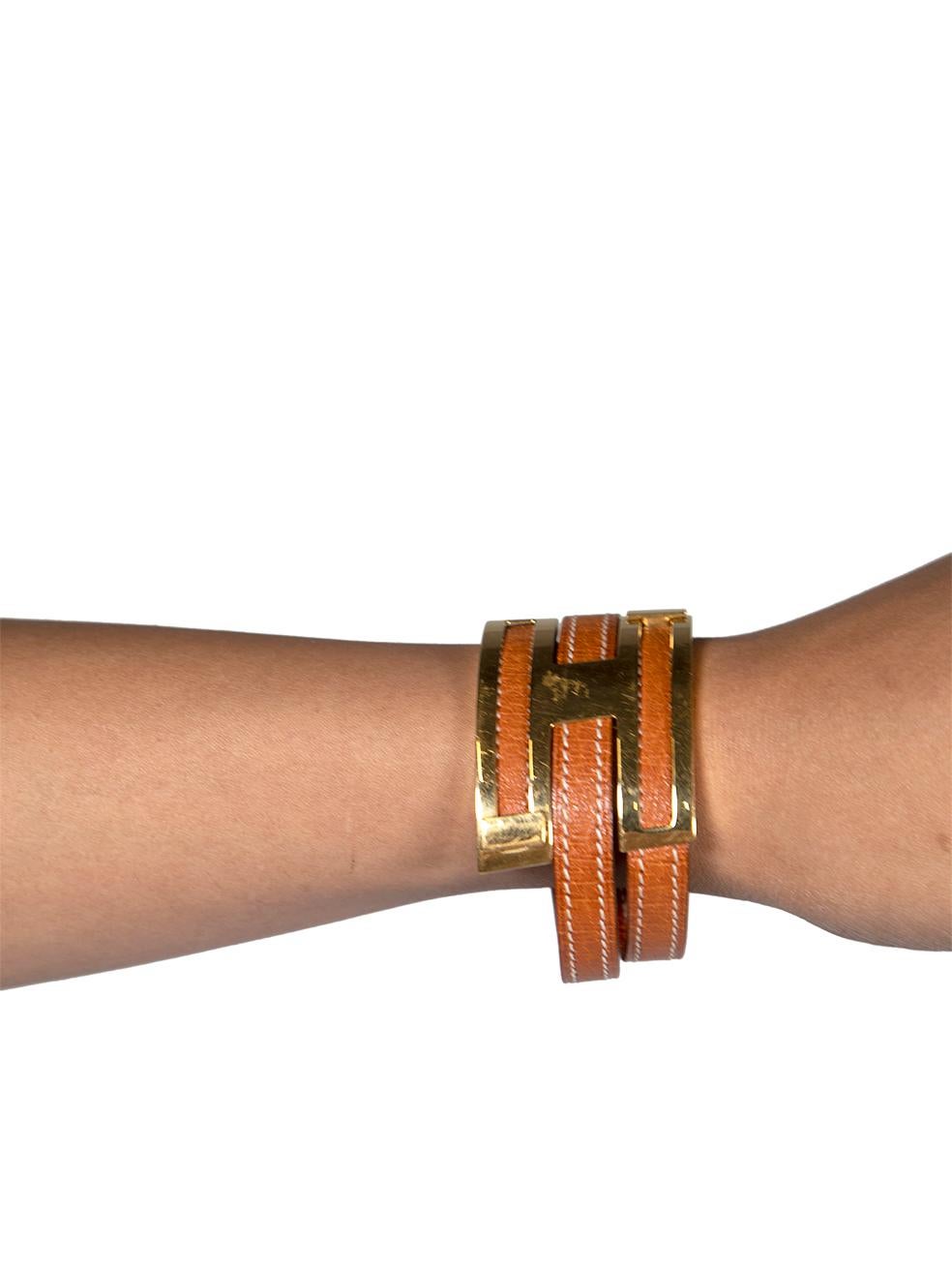 CONDITION is Very good. Minimal wear to bracelet is evident. Minimal wear to gold hardware with scratches on this used Hermès designer resale item.
 
 
 
 Details
 
 
 2001
 
 Vintage
 
 Model: Pousse Pousse
 
 Gold on Gold
 
 Chevre Mysore leather
