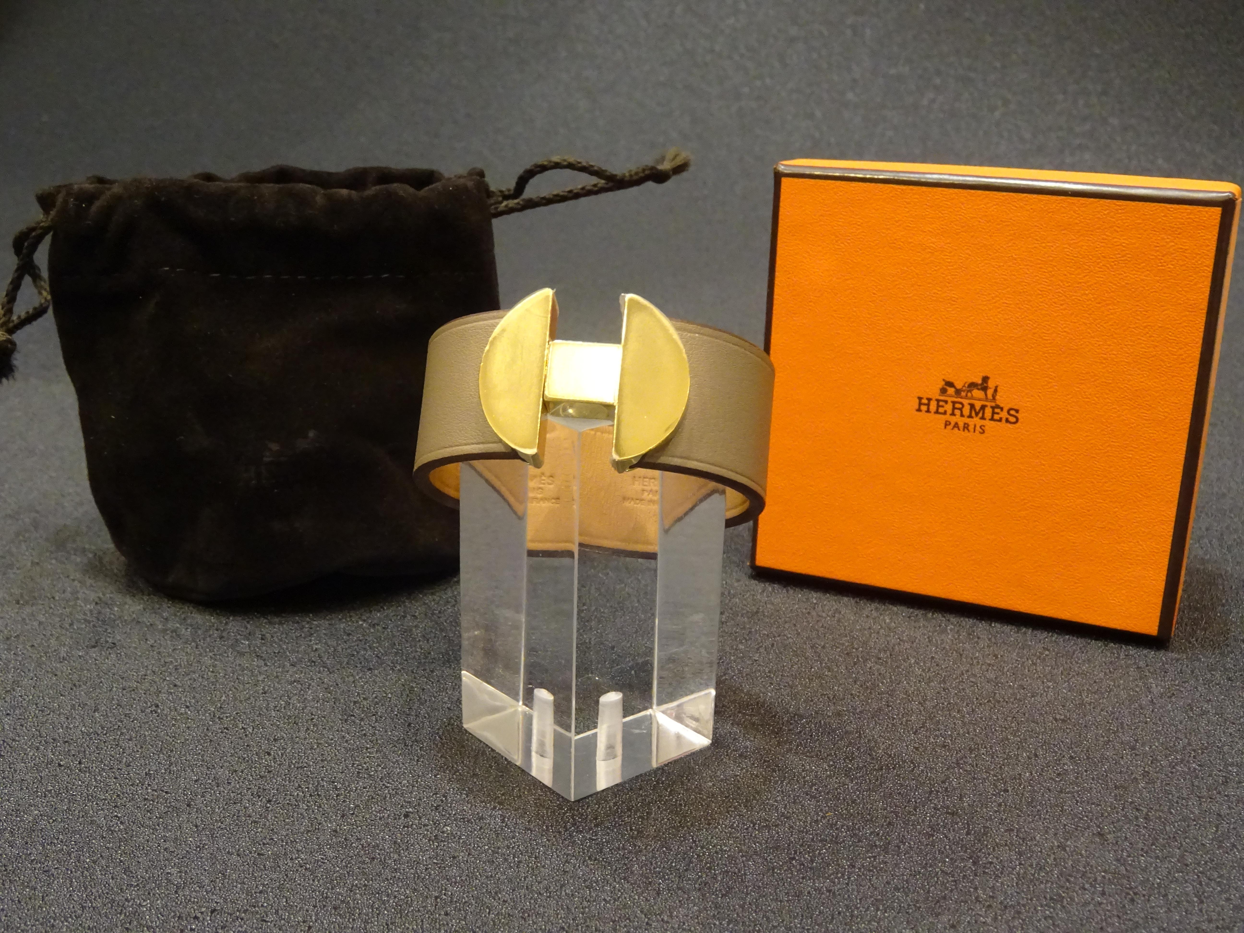 An extraordinary leather color mink and metal golden Hermes Bracelet, model 2002, unworn, from the last collection.
In a beautiful and elegant mink color.
Measure: 5.5 cm diameter and 2 cm height.