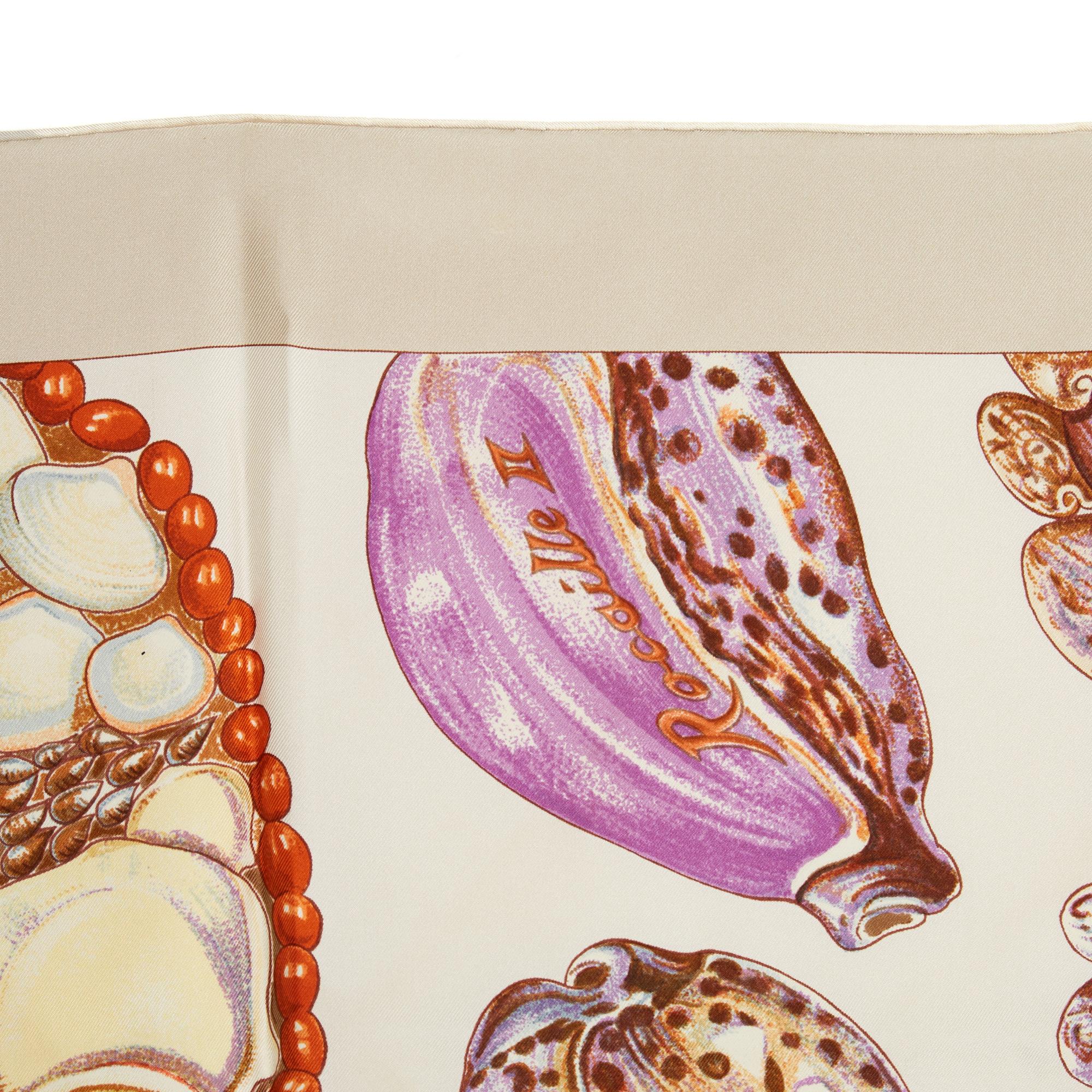 Carré Hermès, taille 90, en sergé de soie, motif Rocailles II (détail) de Valérie Dawlat Dumoulin, une création unique réalisée en 2003, dans des tons écrus pastel sur fond beige. Environ 90 cm de large x 90 cm de long. L'écharpe a été portée mais