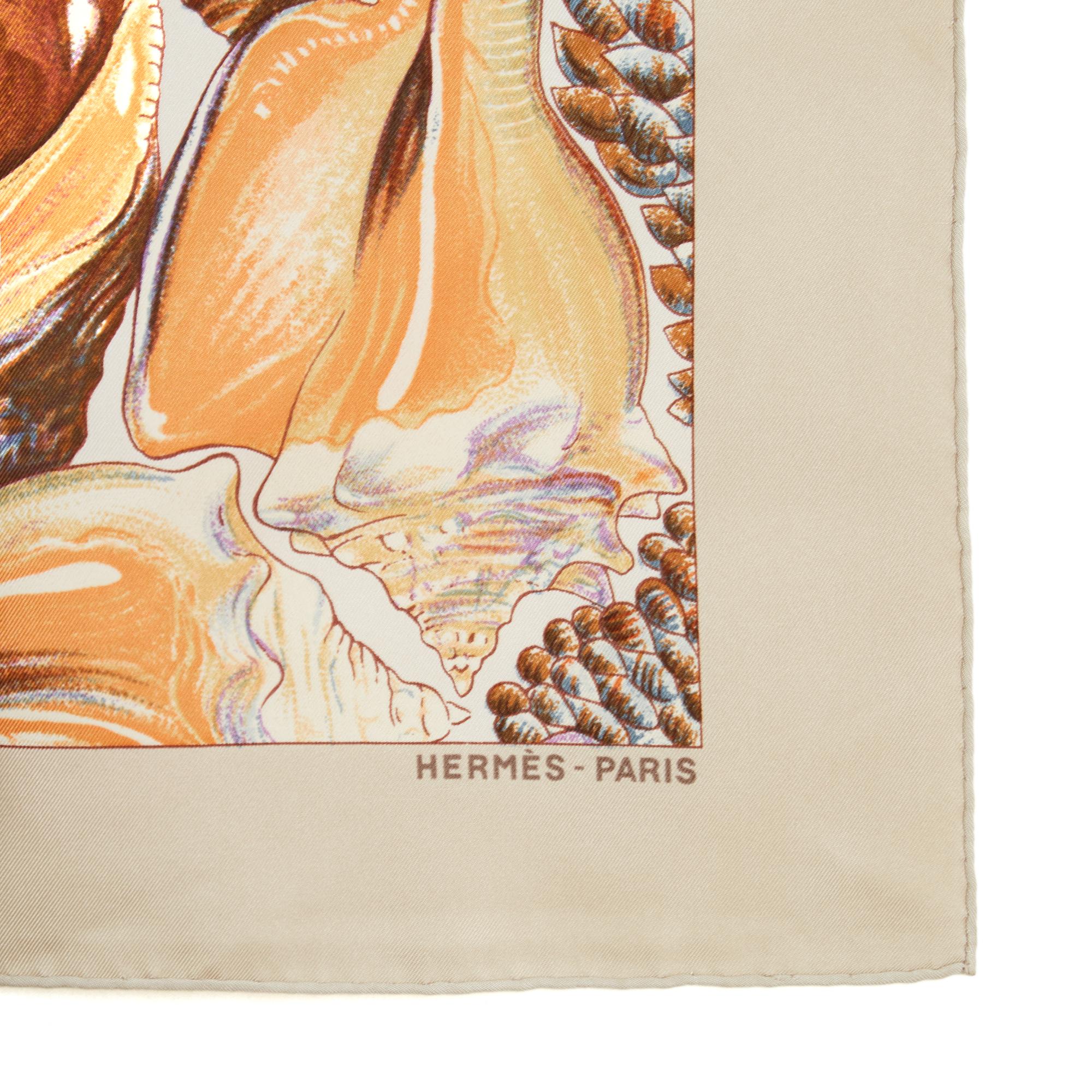 Hermès 2003 Foulard Carré 90 Rocailles II Beige Silk Twill Scarf Carre Hermes Excellent état - En vente à PARIS, FR
