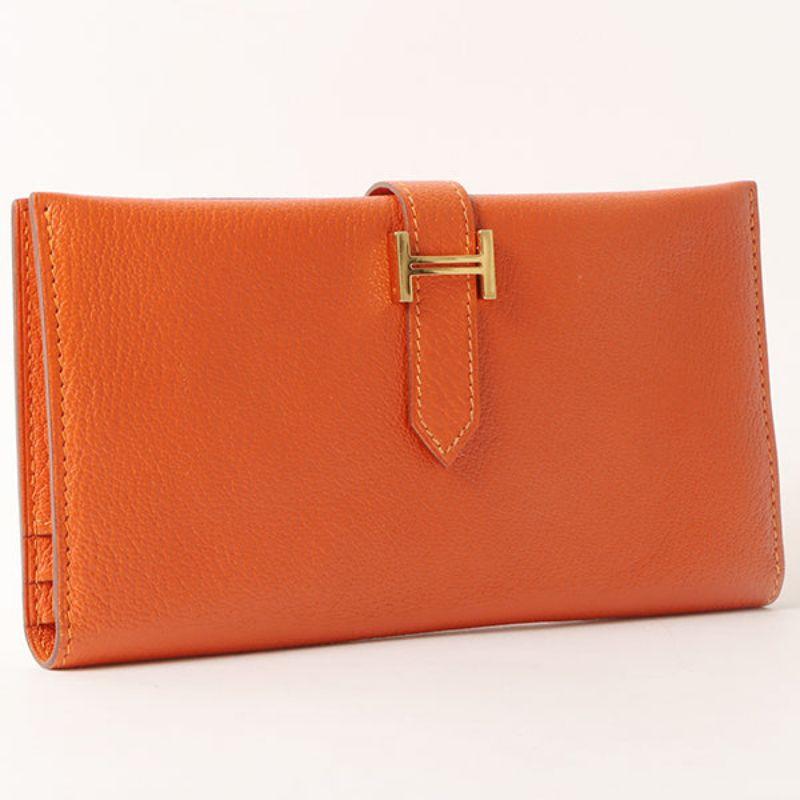 Hermes 2003 Made Bearn Classic Orange

Additional information:
Measurements: 17 W x 1 D x 9 H cm
Condition: Good
This item has been used and may have some minor flaws. Before purchasing, please refer to the images for the exact condition of the item.