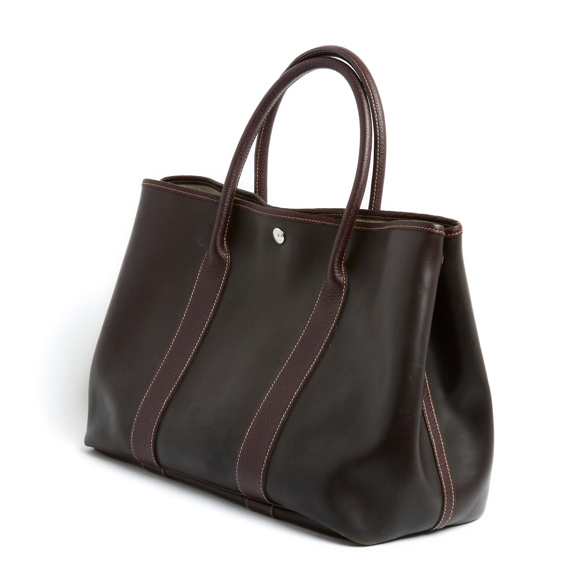 Hermès bag, Garden Party model, MM format, in Amazonia leather (Hermès vegan leather) and dark brown Negonda leather, 2 tightening snaps on each side of the bag, ecru canvas interior, circa 2004. Width 36 cm x height 25 cm x depth 16 cm . The