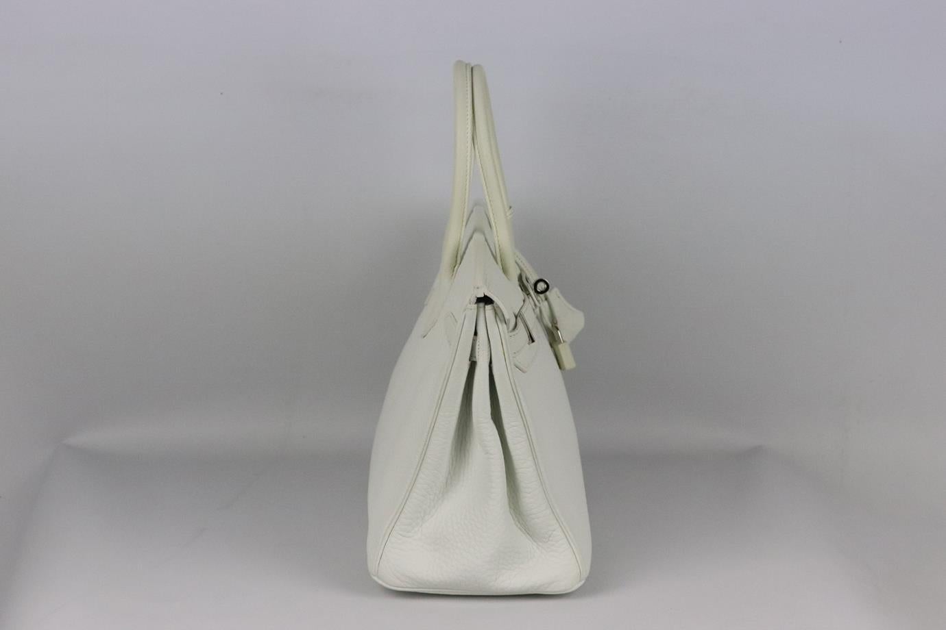 Hermès 2004 Birkin 30cm Clemence sac en cuir. Fabriqué en France, ce magnifique sac à main Hermès 'Birkin' 2004 a été réalisé en cuir 'Clemence' de couleur blanche à l'extérieur et à l'intérieur assorti. Cette pièce est décorée de ferrures en