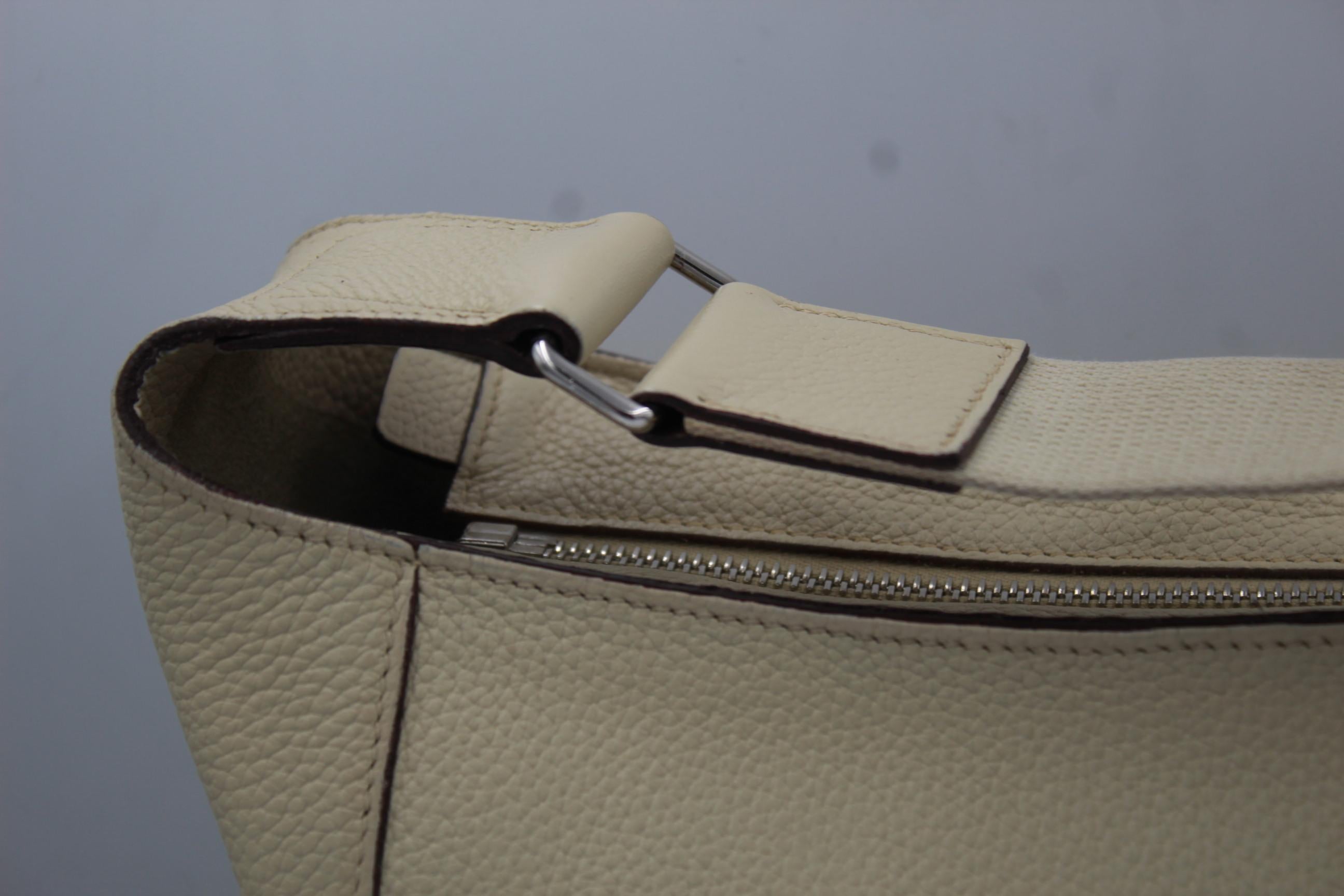 Hermes good news messenger bag in beige Clemence Leather.
Good condition just some light signs of use
Marked L inside so bag from 2008
Can be wear shoulder or crossbody
Closing by zip
Size 27*24 cm