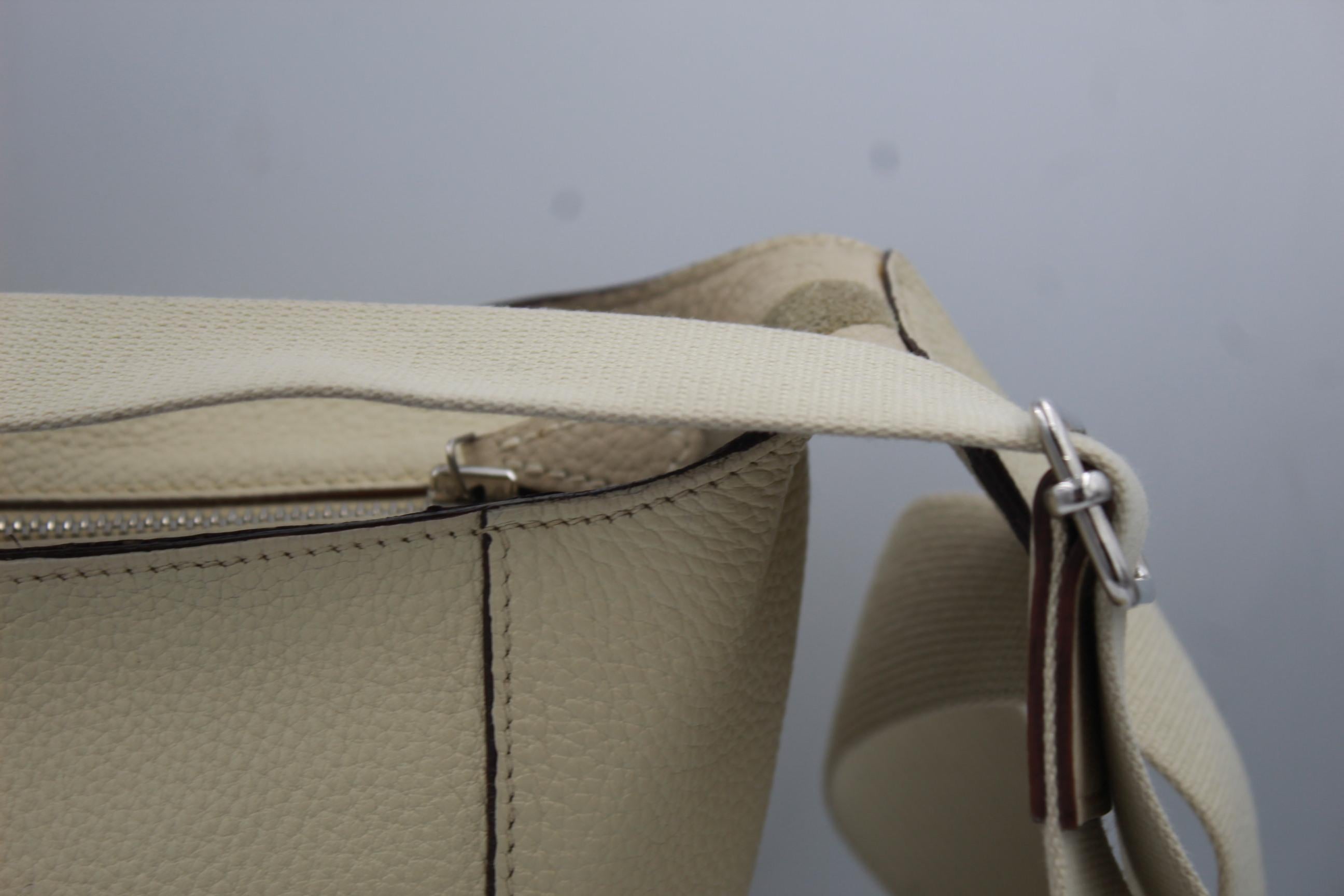Beige Hermes 2008 Good News messenger Bag in beige Clemence Leather For Sale