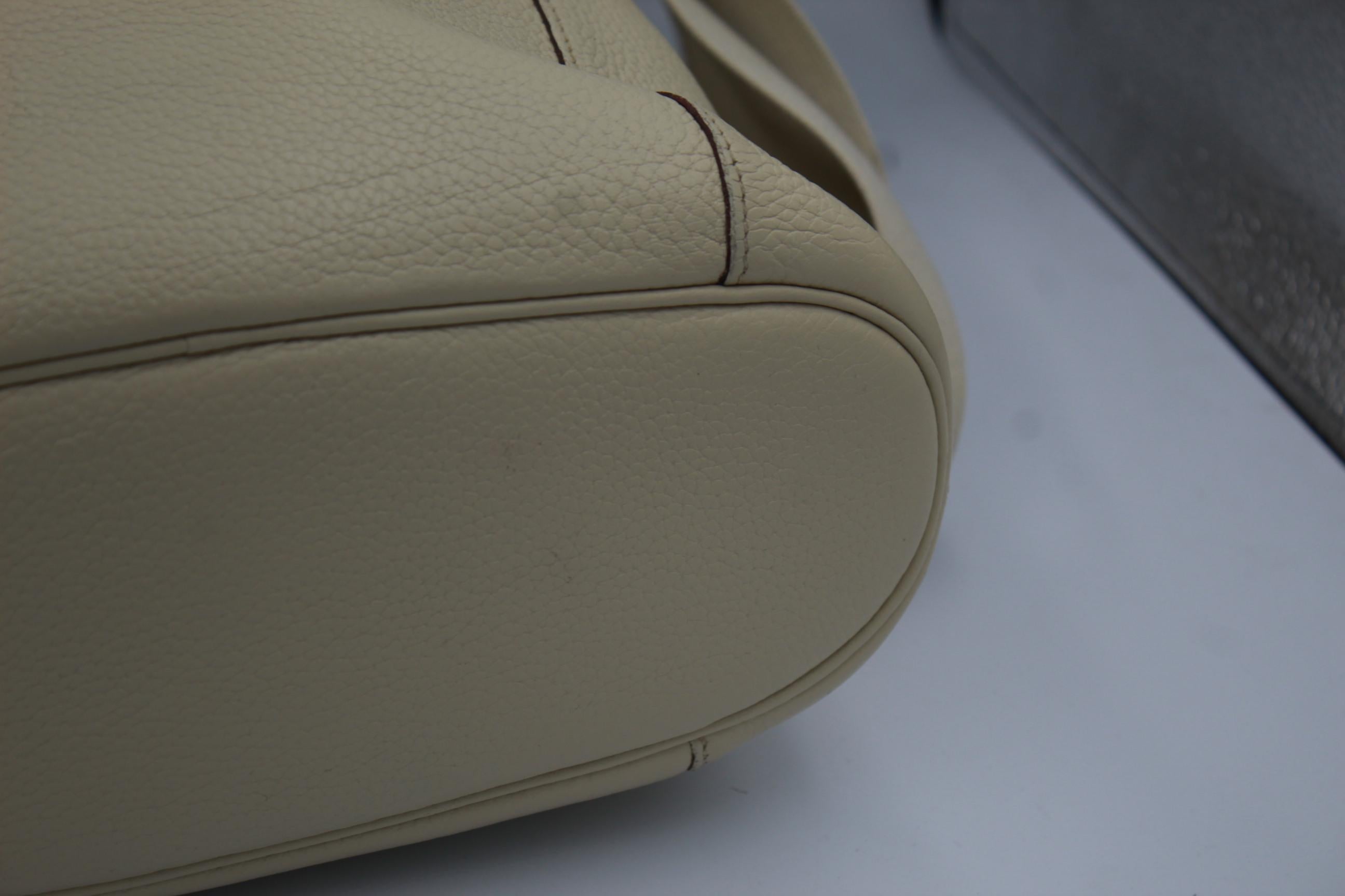 Hermes 2008 Good News messenger Bag in beige Clemence Leather In Good Condition For Sale In Paris, FR