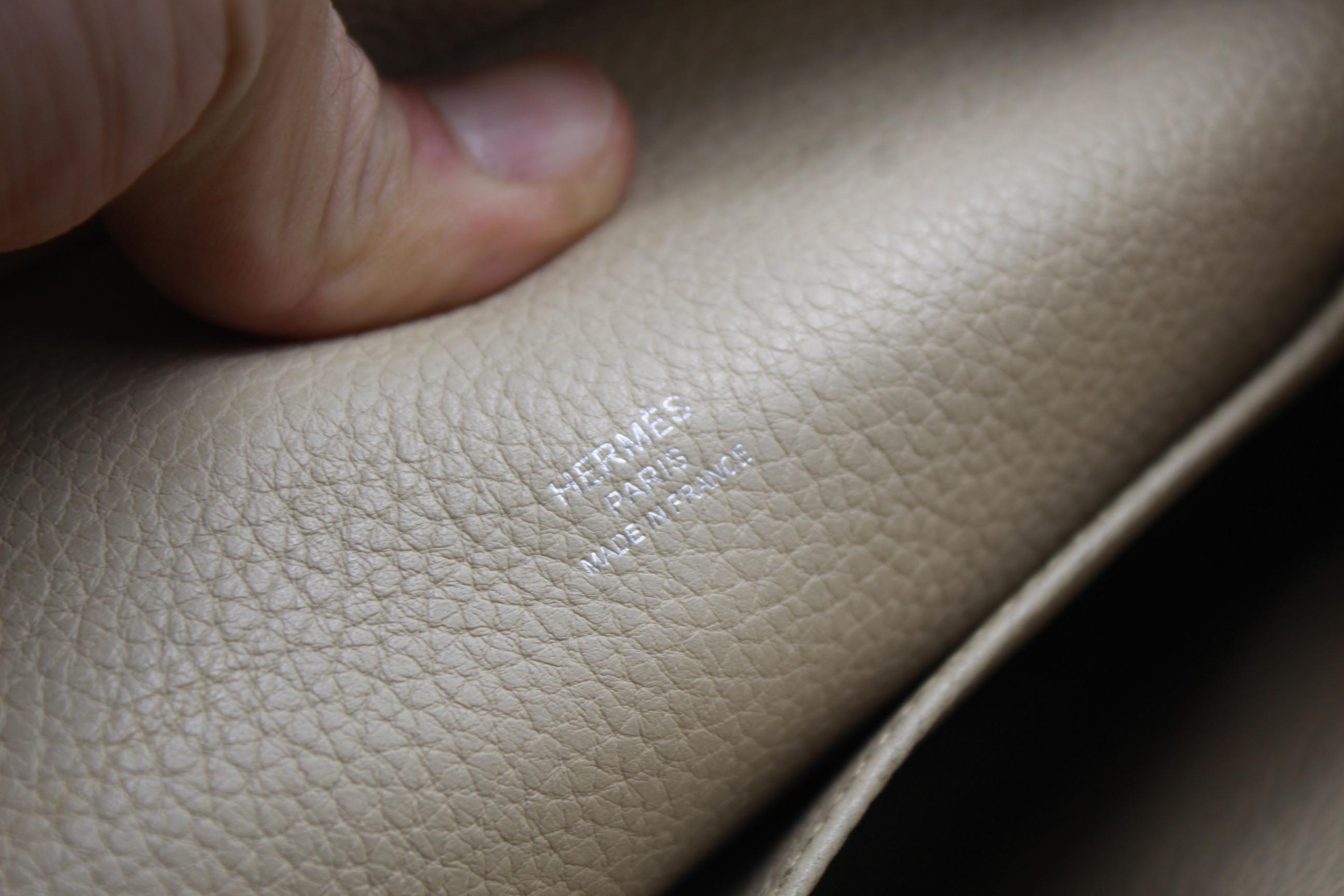 Hermes 2008 Good News messenger Bag in beige Clemence Leather For Sale 1