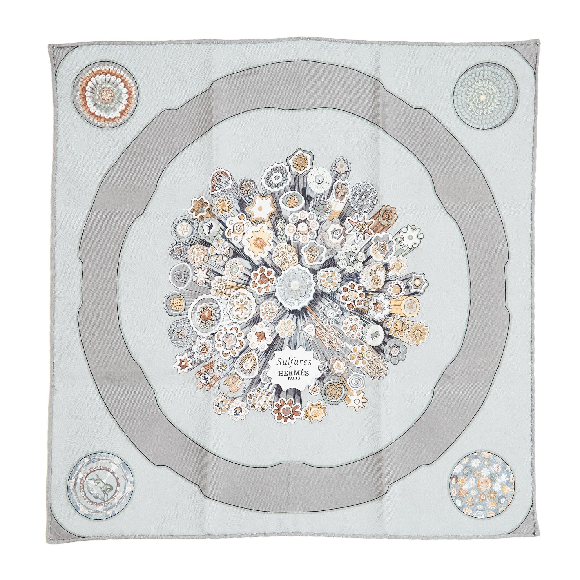 Foulard gavroche quadrato di 45 cm di Hermès in twill di seta, con stampa Sulfures & Presse Papier di Cathy Latham, pubblicato per la prima volta nel 1979 e riedito nel 2002 (versione Détails) e nel 2009 (come questo) nei toni del grigio e del