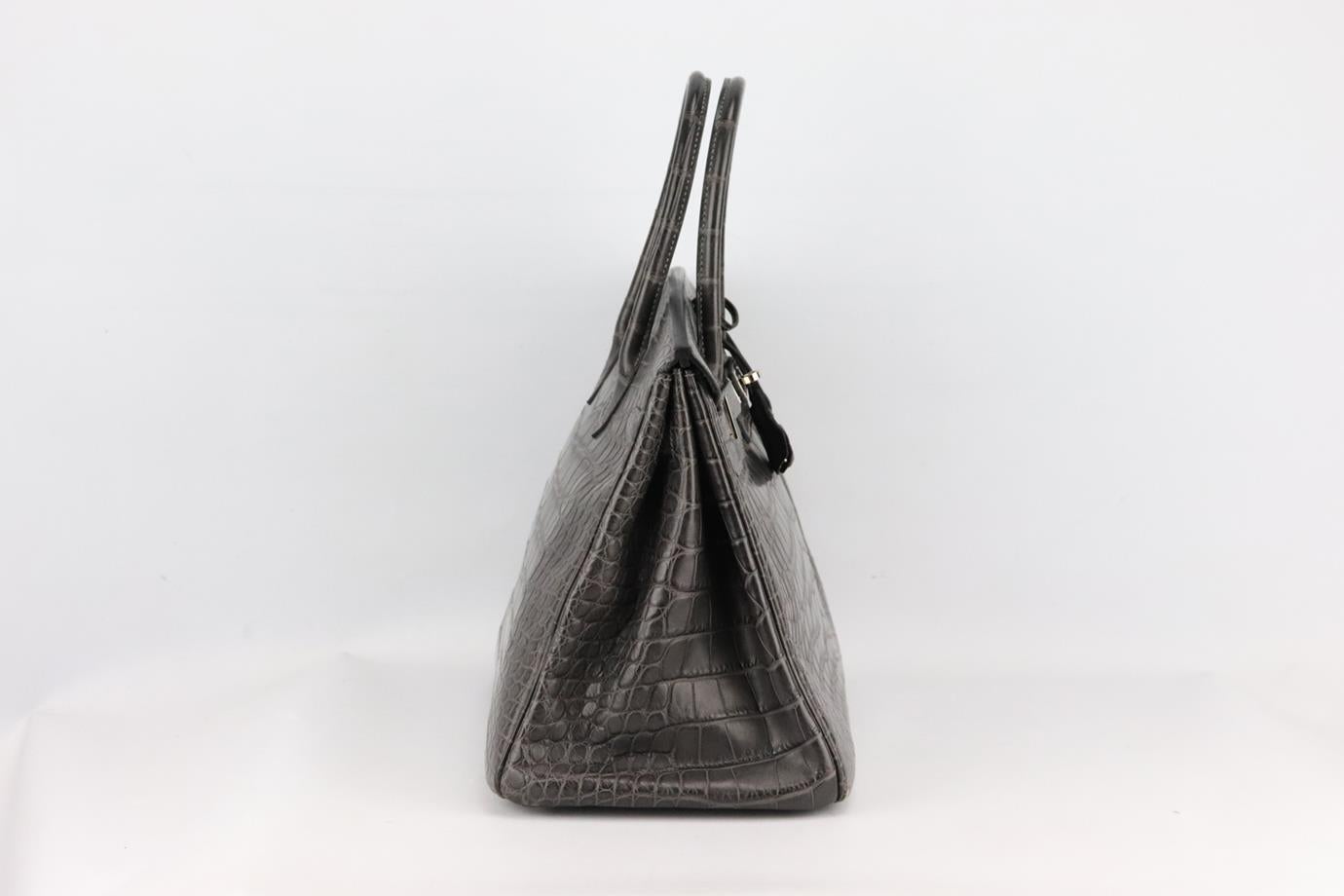 <ul>
<li>Hermès 2010 Birkin 35cm Matte Alligator Mississippiensis leather bag.</li>
<li>Made in France, this beautiful 2010 Hermès ‘Birkin’ handbag has been made from grey-tone ‘Alligator Mississippiensis’ exterior in ‘Graphite’ with matching