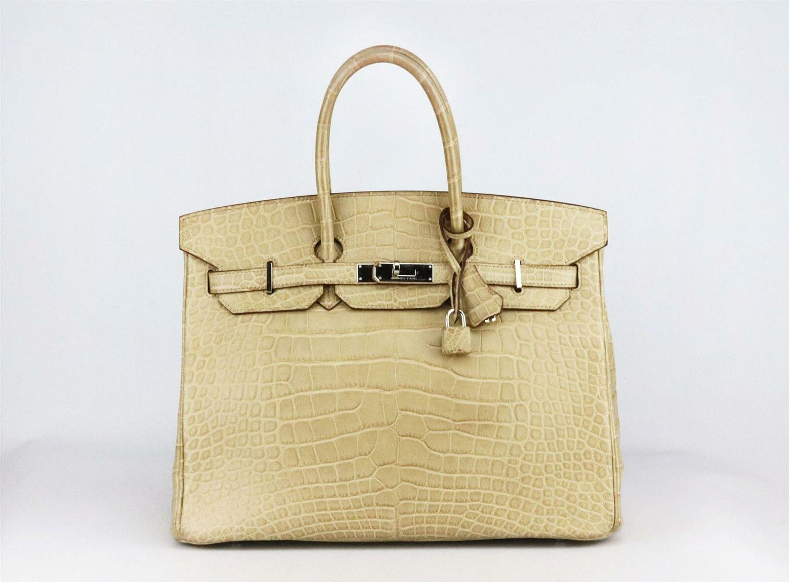 Made in France, this beautiful 2010 Hermès ‘Birkin’ 35cm handbag has been made from Matte Niloticus Crocodile exterior in ‘Poussiere’ beige and matching leather interior, this piece is decorated with palladium hardware on the front and finished with