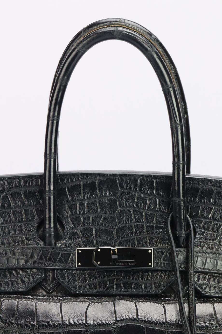 Hermès 2010 Birkin 35Cm So Black Matte Alligator Bag. Modèle : Birkin. Fabriqué en France, ce sac à main Birkin 35cm 2010 a été réalisé en alligator mat à l'extérieur et en cuir à l'intérieur. Cette pièce est décorée d'une quincaillerie en PVD noir