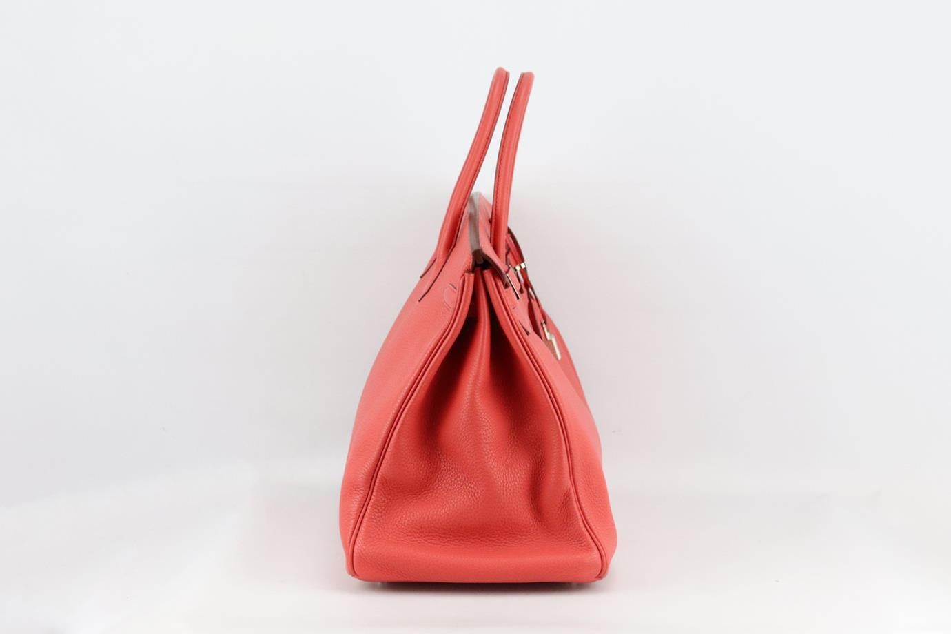 <ul>
<li>Hermès 2010 Birkin 40cm sac en cuir Togo.</li>
<li>Fabriqué en France, ce magnifique sac à main Hermès 'Birkin' 2010 a été réalisé à partir d'un extérieur 'Togo' en 'Bougainvillier' de couleur rose et d'un intérieur en cuir assorti. Cette