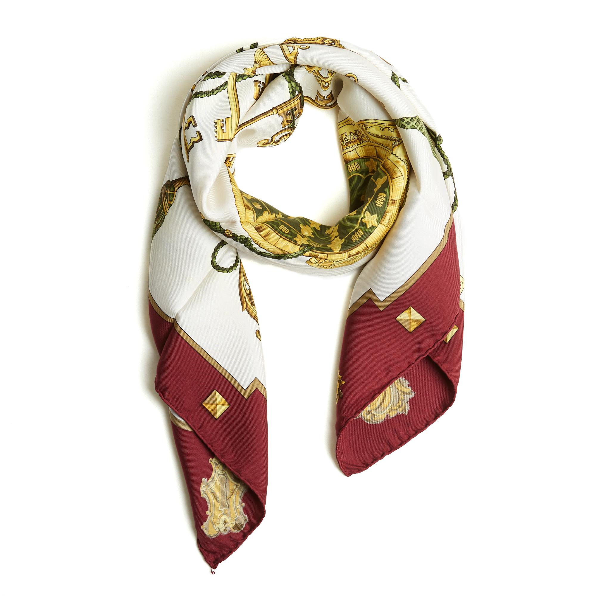 Hermès 2010 Foulard Carré 90 Les Cles Ecru Borgogna Sciarpa di seta Carrs In condizioni buone in vendita a PARIS, FR