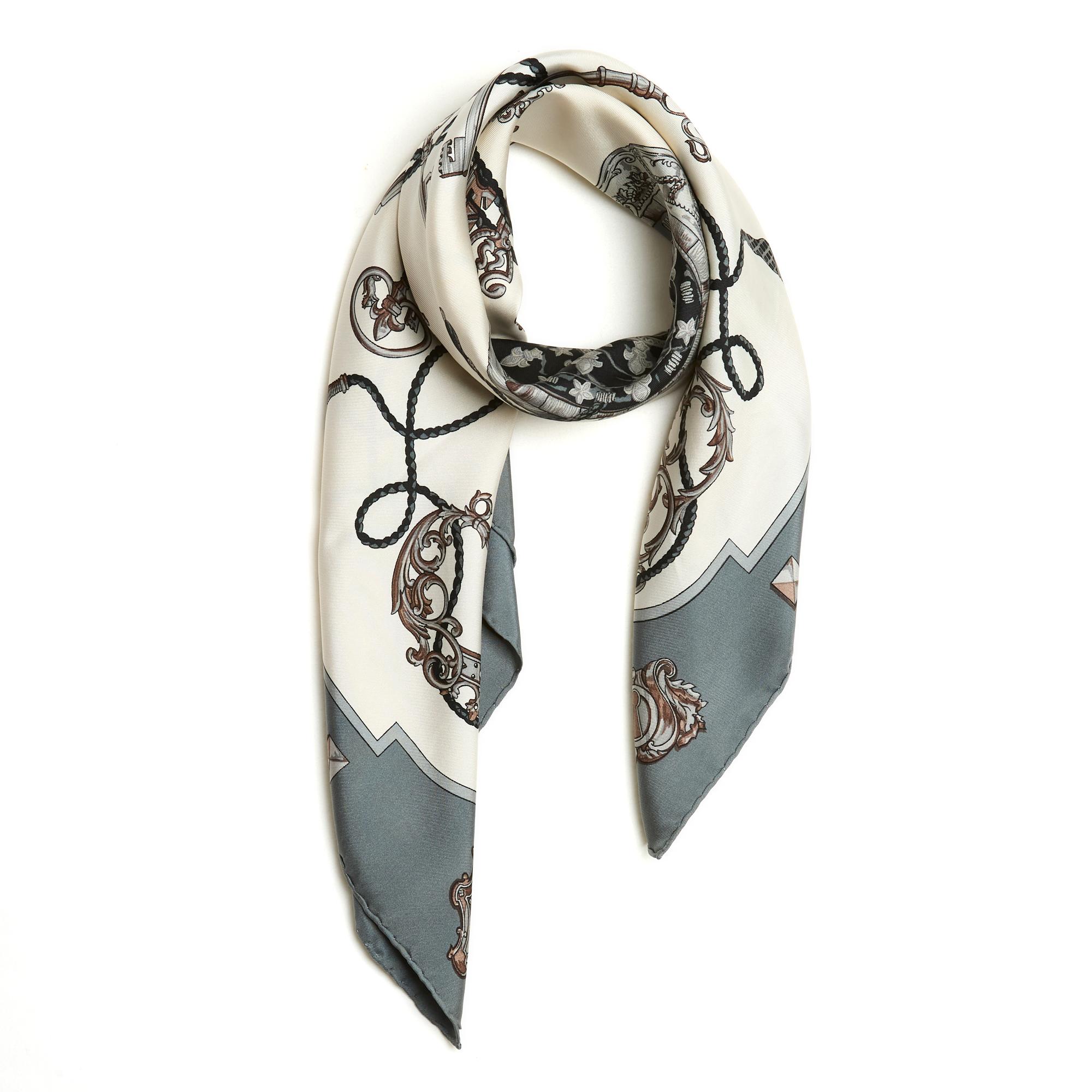Hermès square scarf 90 in silk twill, Les Clés pattern by Cathy Latham, published in 1965 and reissued in 1980 and then in 2010 (like this one), in shades of gray on an ecru background, gray edge. Width 90 cm x length 90 cm approximately. The square