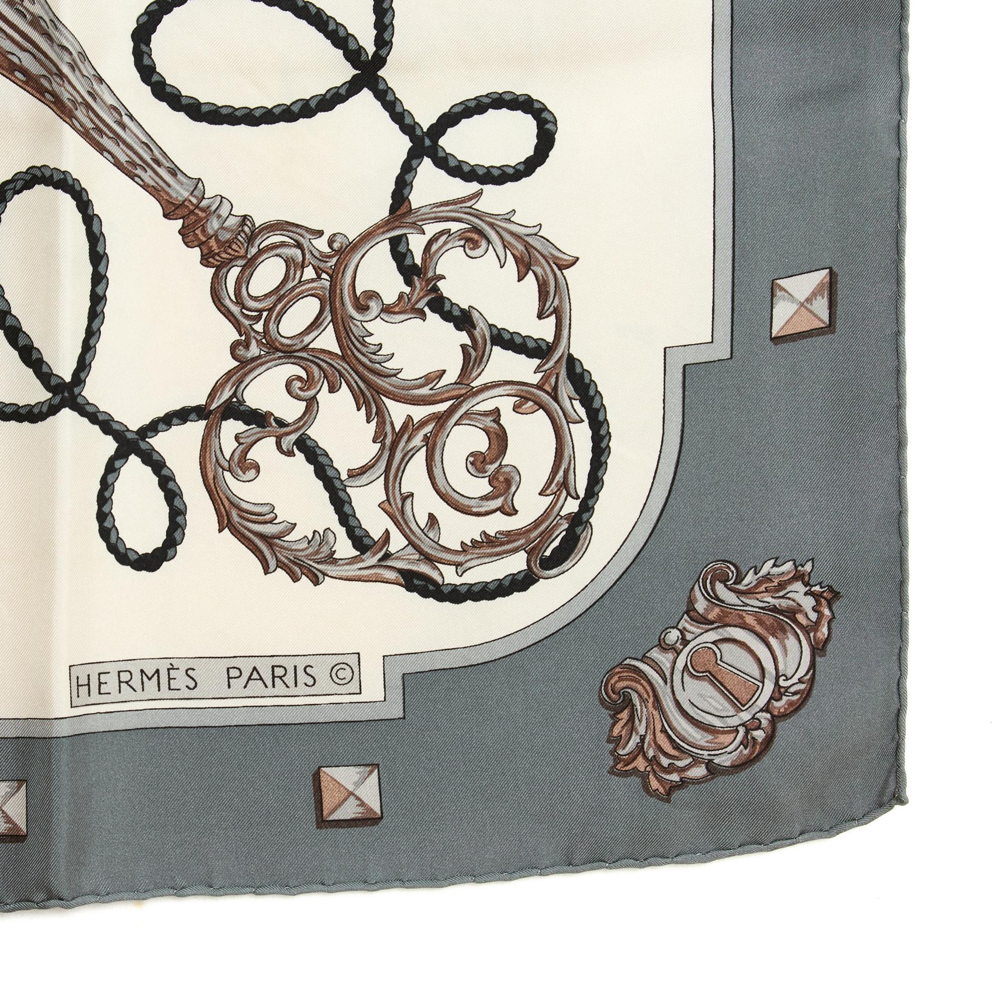 Hermès 2010 Foulard Carré 90 Les Cles Ecru Gray Silk Scarf Hermes In Good Condition In PARIS, FR