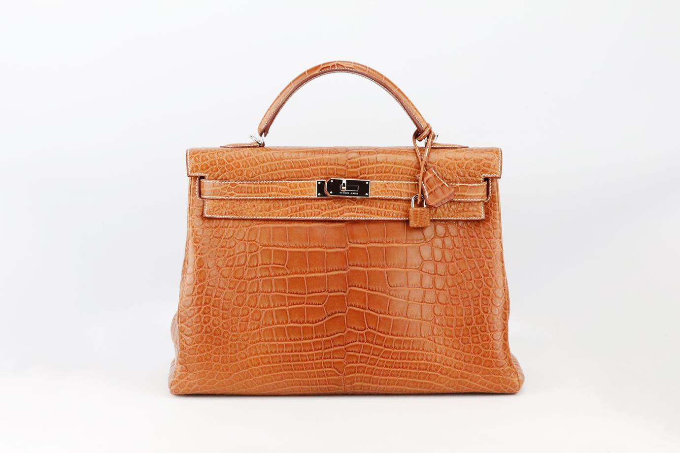 Hermès 2005 Kelly 40cm Matte Alligator Mississippiensis leather bag. Made in France, this beautiful 2010 Hermès ‘Kelly’ handbag has been made from tan ‘Alligator Mississippiensis’ exterior in ‘Fauve’ with matching interior, this piece is decorated