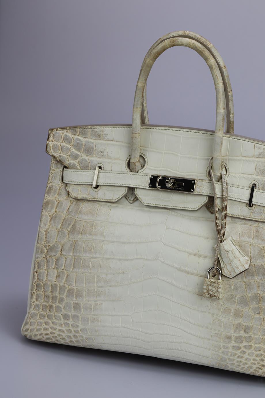 <ul>
<li>Hermès 2011 Birkin 35Cm Himalayan Matte Niloticus Krokodil Tasche.</li>
<li>Modell: Birkin.</li>
<li>Diese 2011 Hermès Birkin 35cm Handtasche wurde in Frankreich hergestellt und besteht aus mattem Niloticus Krokodil in Himalaya und Leder im
