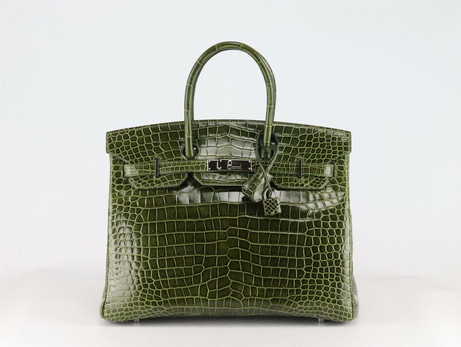 Made in France, this beautiful 2012 Hermès ‘Birkin’ 35cm handbag has been made from shiny Porosus Crocodile exterior in ‘Pelouse Chevre’ green and matching leather interior, this piece is decorated with gold hardware on the front and finished with