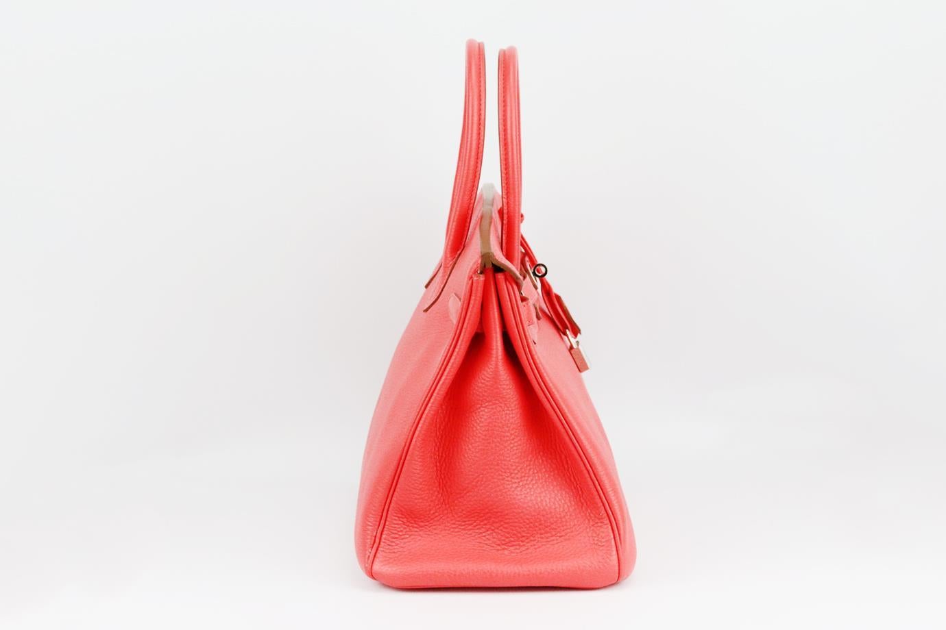 <ul>
<li>Hermès 2012 Birkin 35cm sac en cuir Togo.</li>
<li>Fabriqué en France, ce magnifique sac à main Hermès 'Birkin' 2012 a été réalisé en cuir 'Togo' rouge corail extérieur en 'Rouge Pivoine' avec un intérieur en cuir assorti, cette pièce est