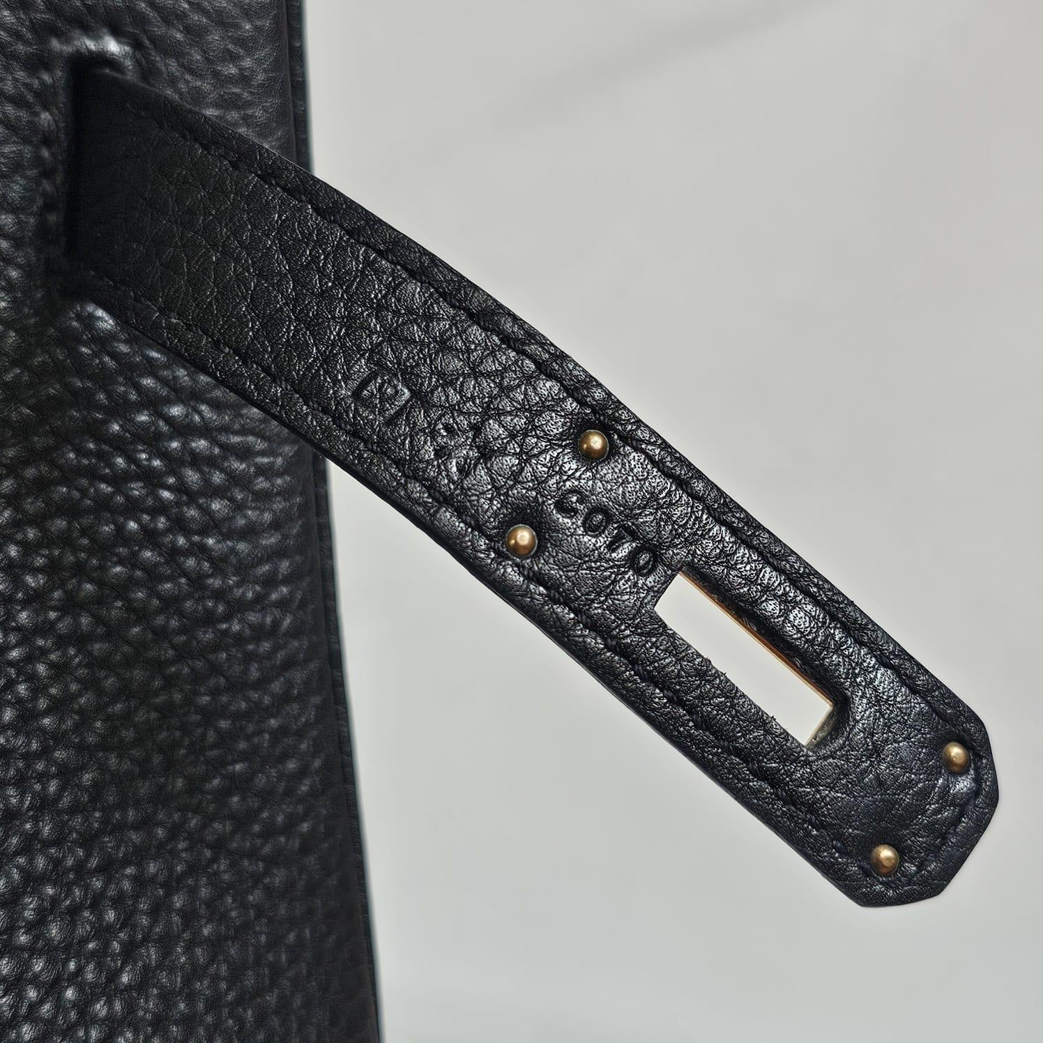 Excellent birkin 35 in black togo leather with gold hardware. Stamp P (2012). Overall in rarely worn and well kept condition. Comes with its tools, dust bag, raincoat and copy receipt. 