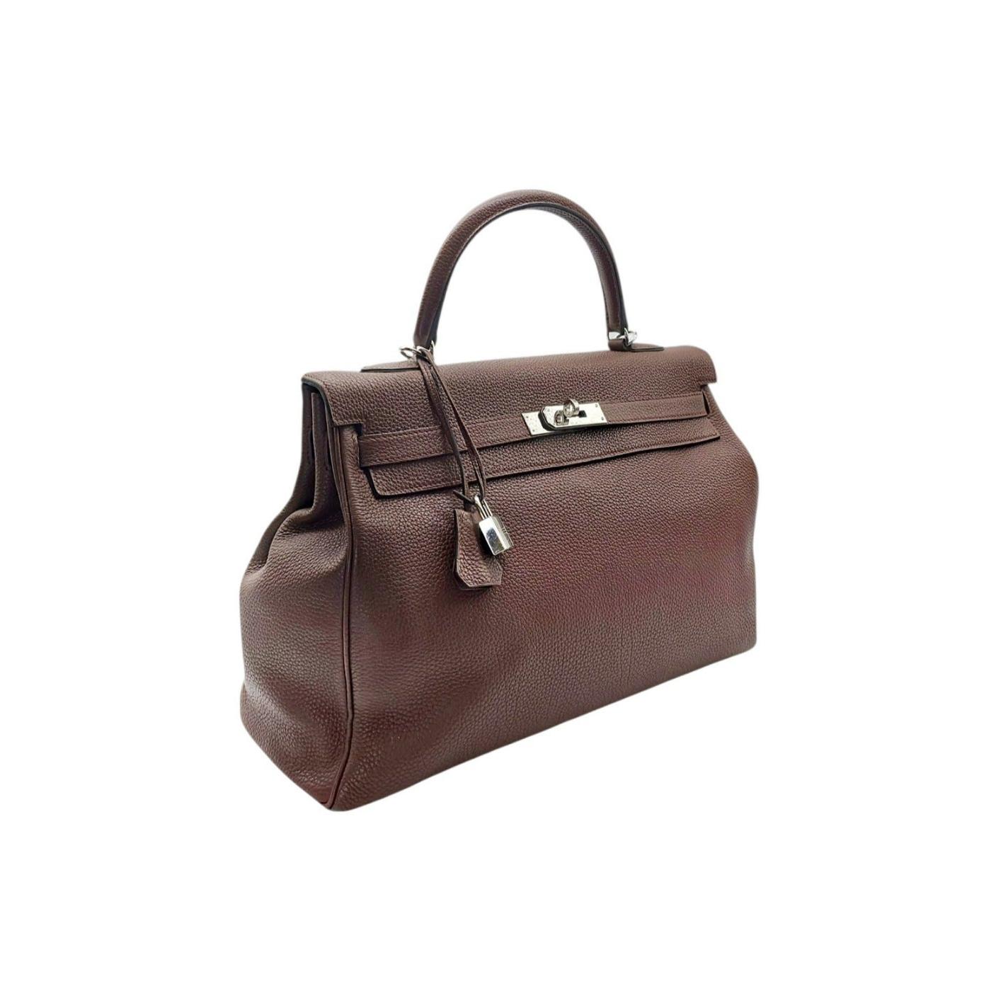 This Hermès Kelly 35 Retourne Satchel is beautifully crafted in stamped Togo leather in Brulee. A single rolled leather top handle is secured with polished Palladium hardware. The traditional Kelly turn-lock toggle secures the flap with a padlock. A