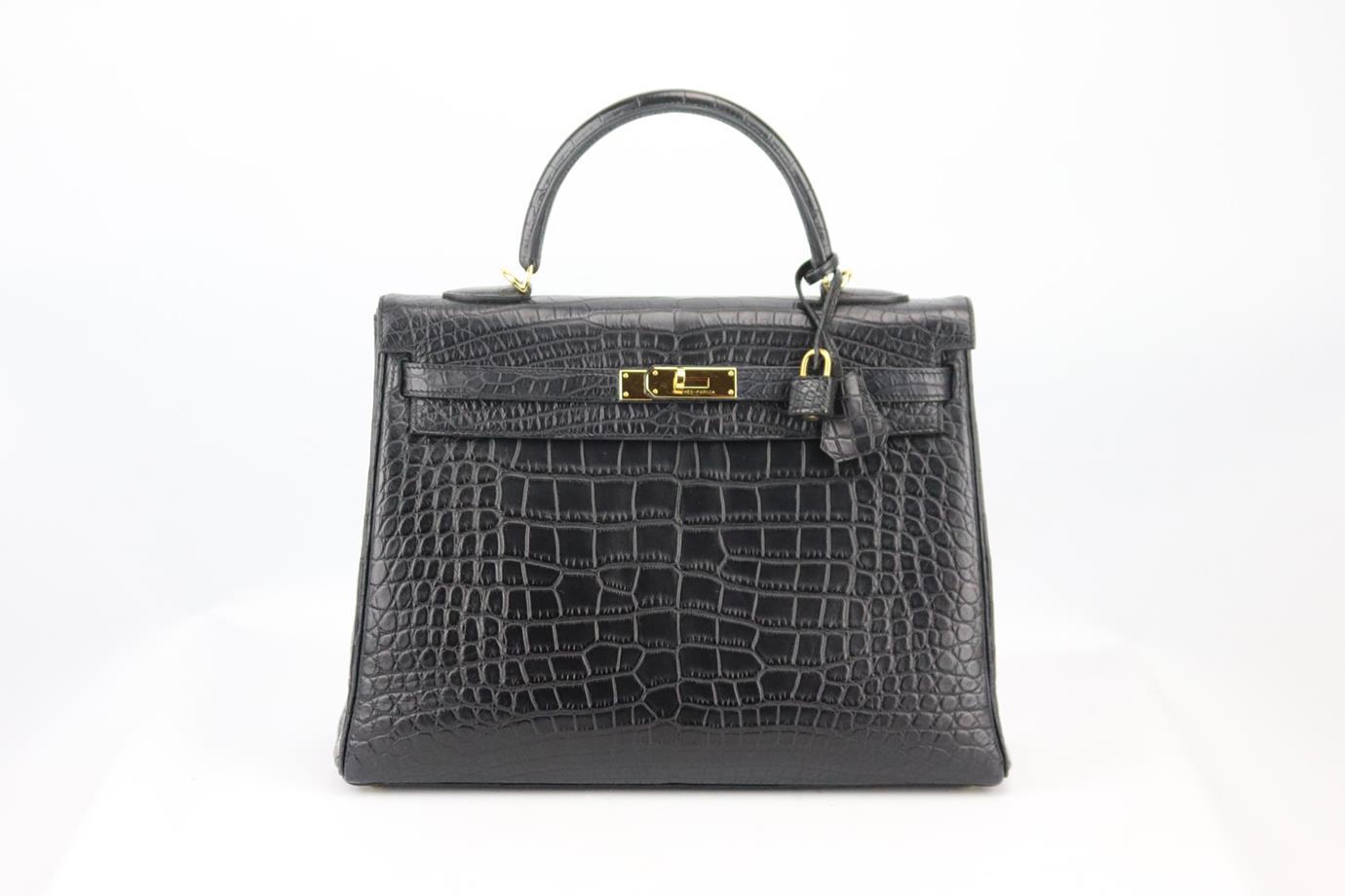 Hermès 2013 Kelly 35cm Alligator Matte Mississippiensis sac en cuir. Fabriqué en France, ce magnifique sac à main Hermès 'Kelly' 2013 a été réalisé en 'Alligator Mississippiensis' noir à l'extérieur avec un intérieur assorti, cette pièce est décorée