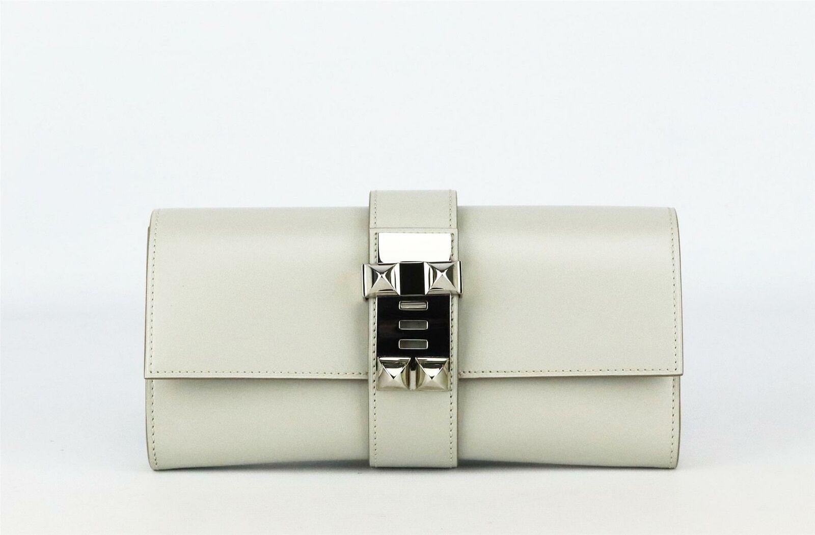 Made in France, this beautiful 2013 Hermès ‘Medor’ 23cm clutch has been made from ‘Tadelakt’ leather exterior in ‘Gris Perle’ a grey hue and matching leather interior, it is decorated with palladium hardware with the clutch’s iconic studded plate on