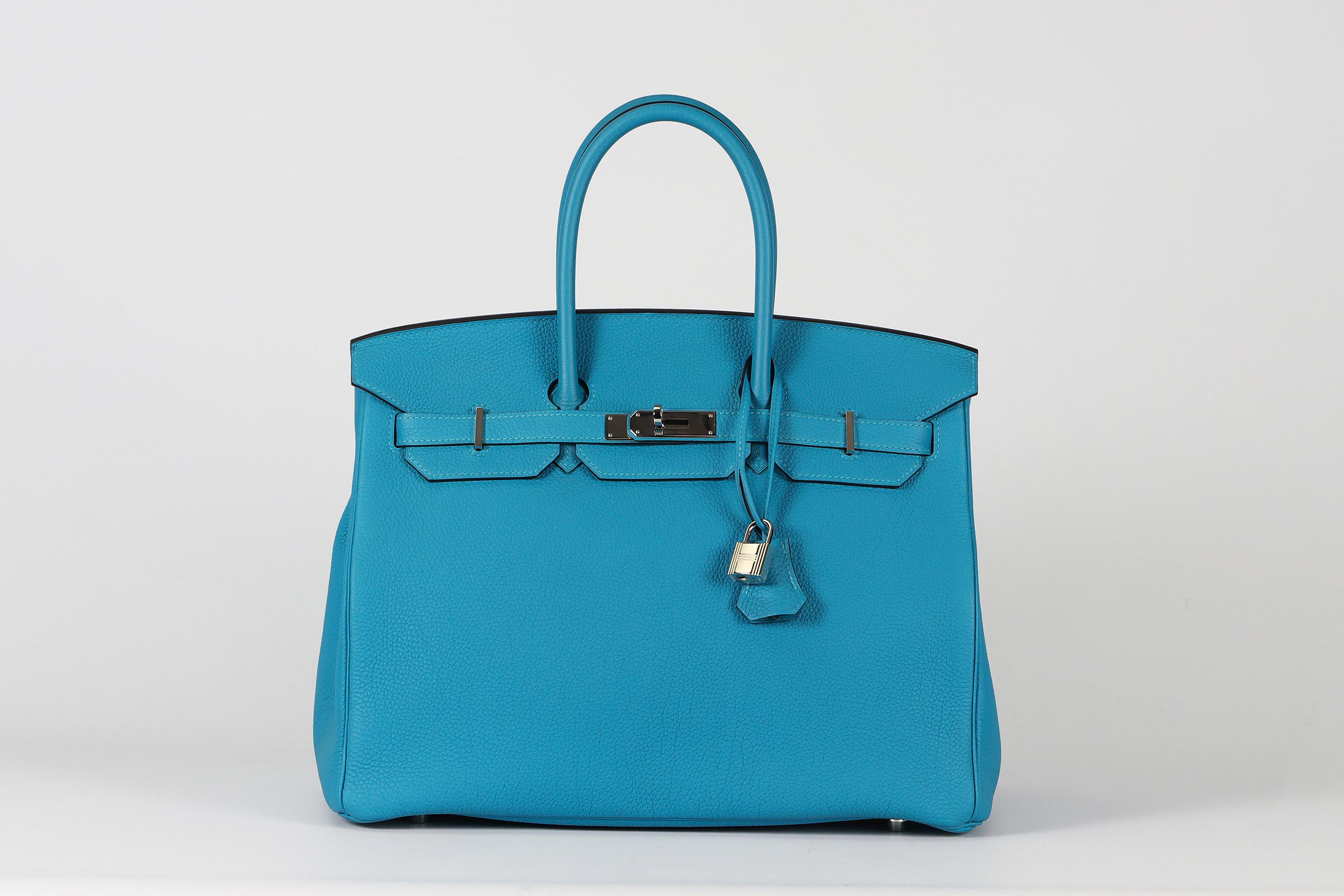 <ul>
<li>Hermès 2014 Birkin 35Cm Togo Leather Bag.</li>
<li>Bleu.</li>
<li>Fabriqué en France, ce magnifique sac à main Hermès 'Birkin' 2014 a été réalisé en cuir bleu 'Togo' extérieur en 'Turquoise' avec intérieur en cuir assorti, cette pièce est