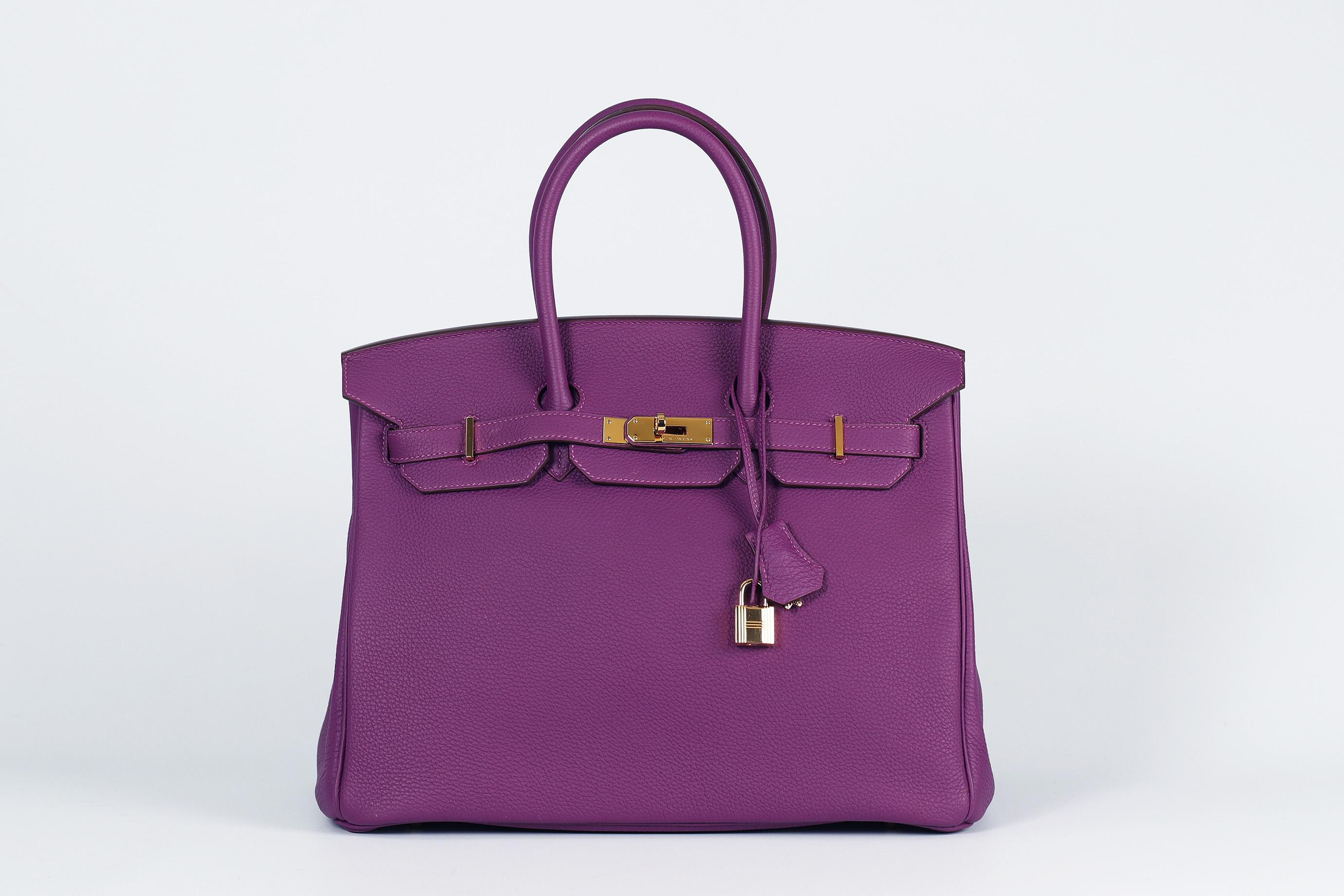 <ul>
<li>Hermès 2014 Birkin 35Cm Togo Leather Bag.</li>
<li>Pourpre.</li>
<li>Fabriqué en France, ce magnifique sac à main Hermès 'Birkin' 2014 a été réalisé en cuir 'Togo' violet extérieur en 'Anémone' avec un intérieur en cuir assorti, cette pièce