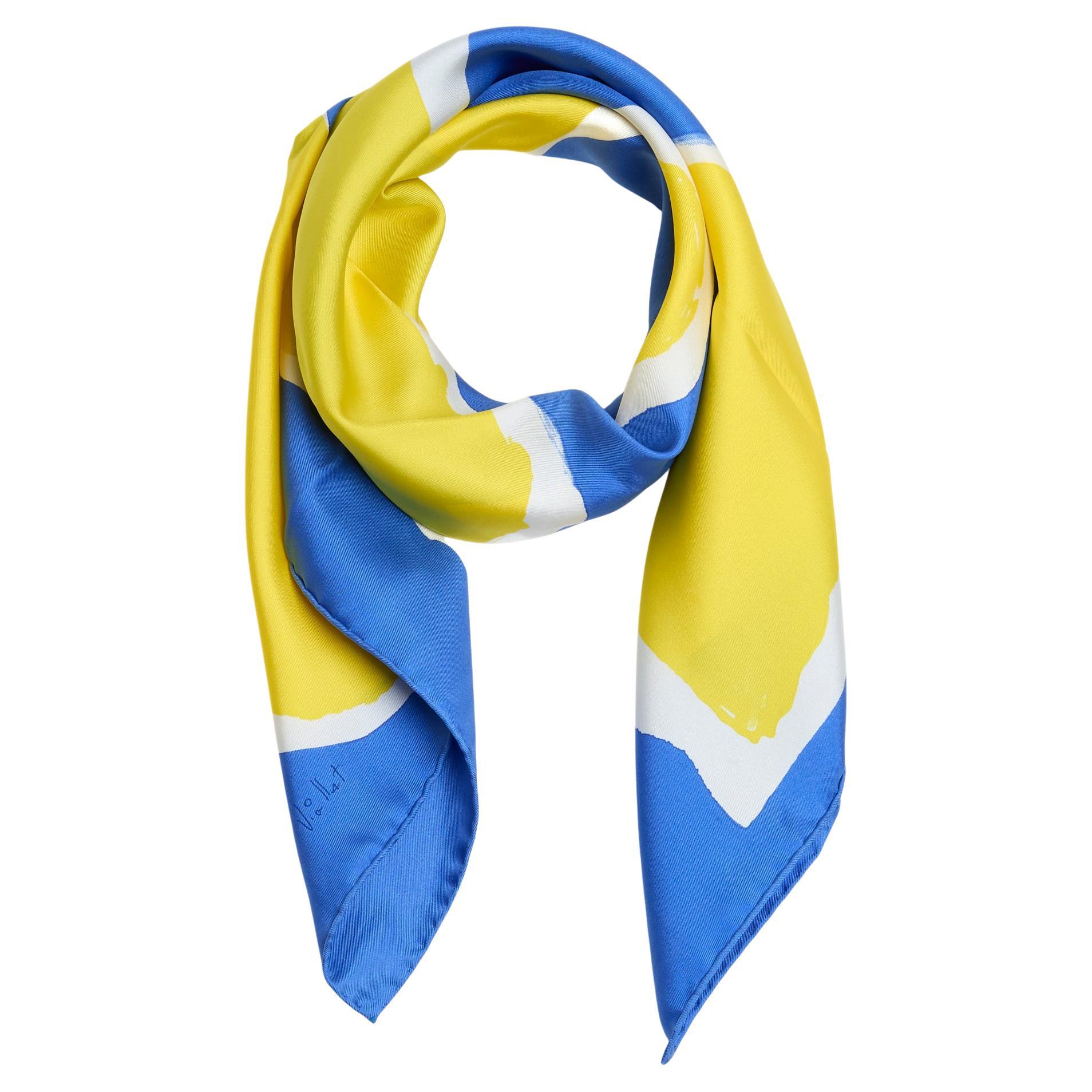 Hermès square scarf 90 untitled by Claude Viallat published in 2014 with yellow pattern on blue background. Width 90 x length 90 cm approximately. The scarf has been worn but it went to the bag cleaner (unfortunately after the photos ;-( and it is
