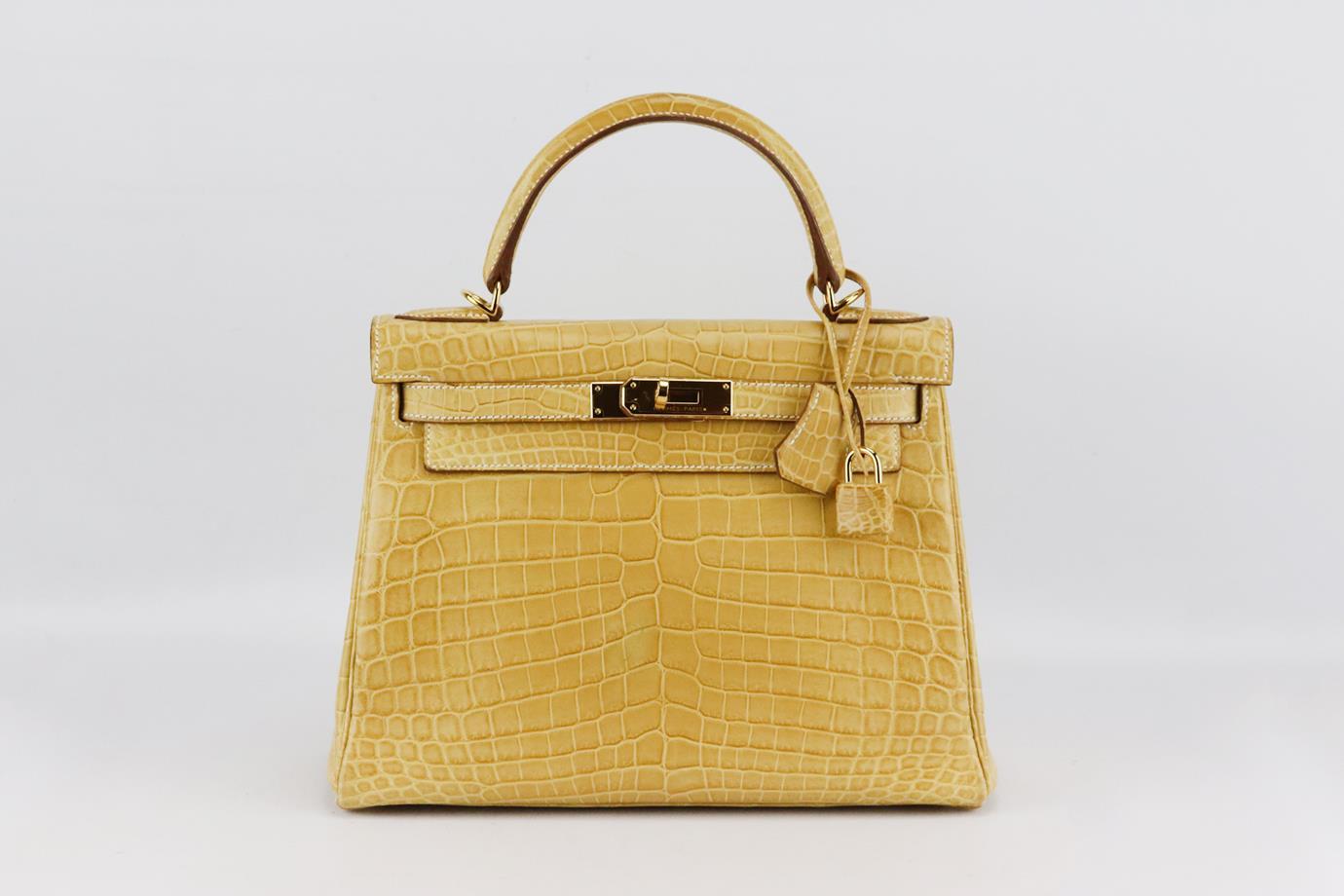 Hermès 2014 Kelly Retourne 28cm Matte Niloticus Crocodile leather bag. Made in France, this beautiful 2014 Hermès ‘Kelly Retourne’ handbag has been made from beige ‘Niloticus Crocodile’ exterior in ‘Paille’ with matching leather interior, this piece