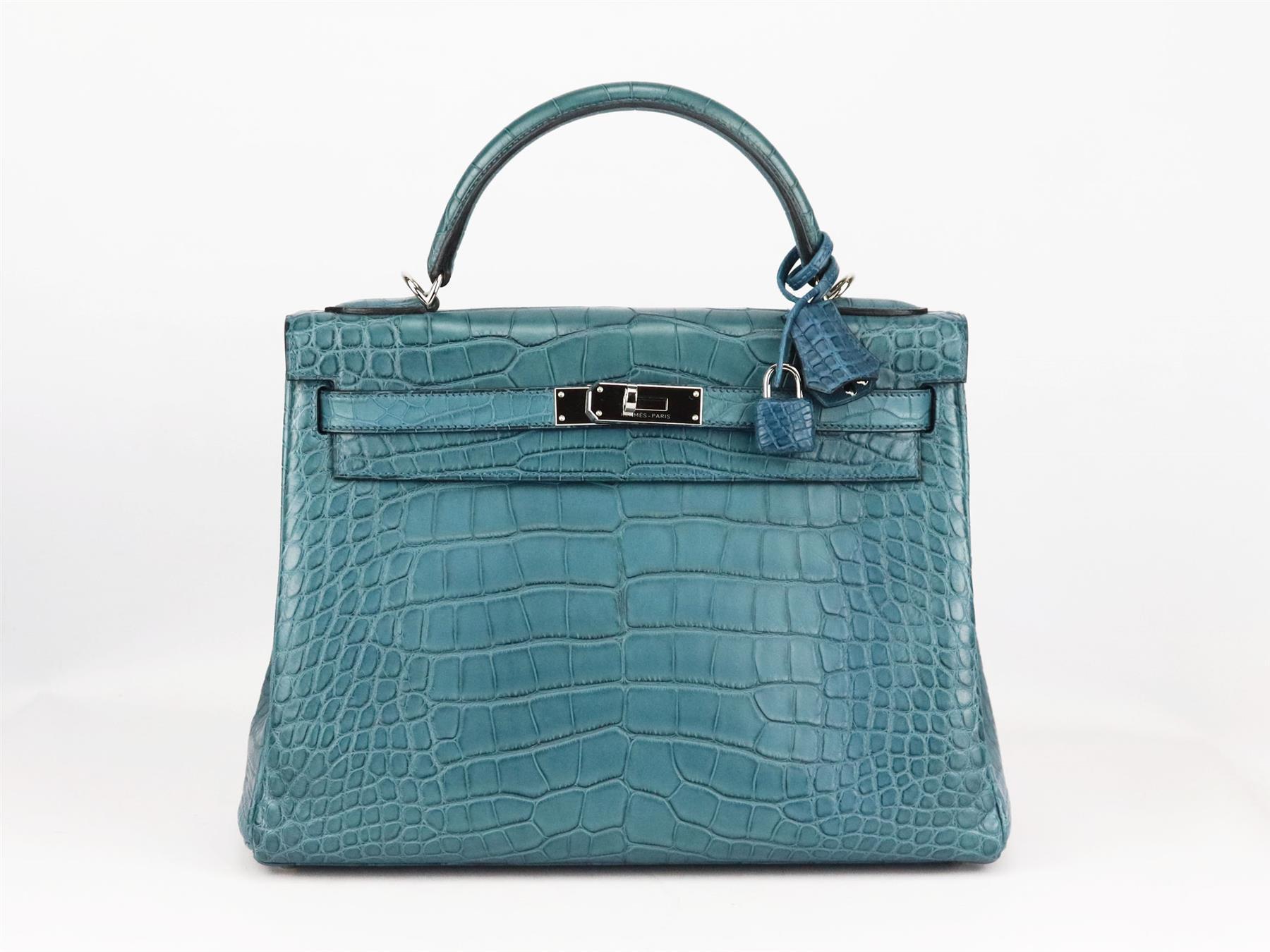 <ul>
<li>Fabriqué en France, ce magnifique sac à main 2015 Hermès 'Kelly' 30cm a été réalisé en cuir Mississippiensis Alligator mat texturé à l'extérieur en 'bleu' et intérieur en cuir assorti, cette pièce est décorée d'une quincaillerie en