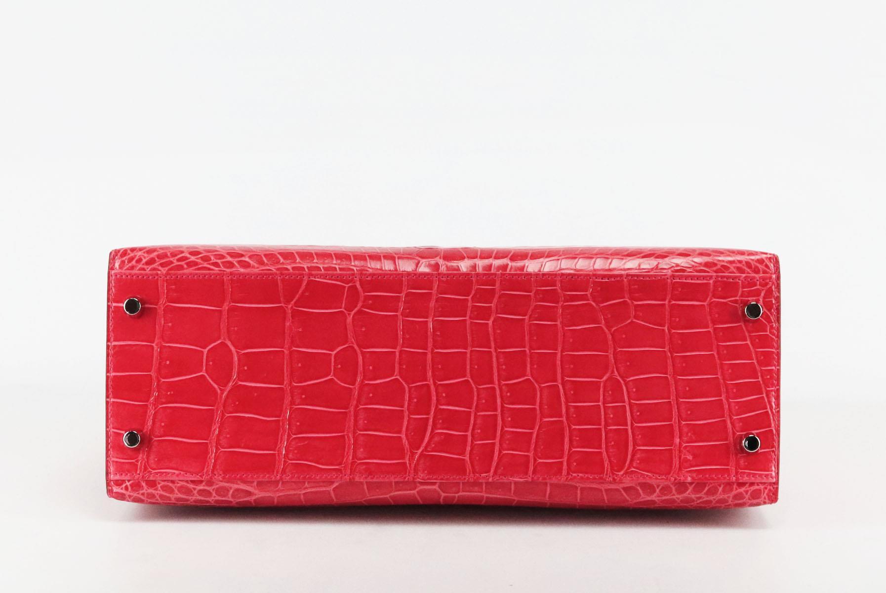 Realizzata in Francia, questa bellissima borsa 2015 Hermès 'Kelly Sellier' da 32 cm è stata realizzata in coccodrillo Porosus lucido all'esterno e in pelle abbinata all'interno; questo pezzo è decorato con hardware in palladio sul davanti e rifinito