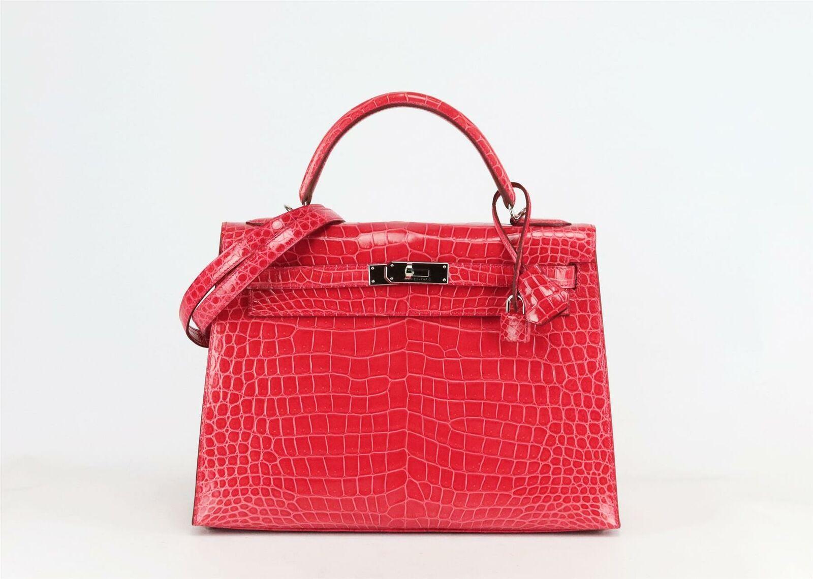 Made in France, this beautiful 2015 Hermès ‘Kelly Sellier’ 32cm handbag has been made from shiny Porosus Crocodile exterior in coral and matching leather interior, this piece is decorated with palladium hardware on the front and finished with top