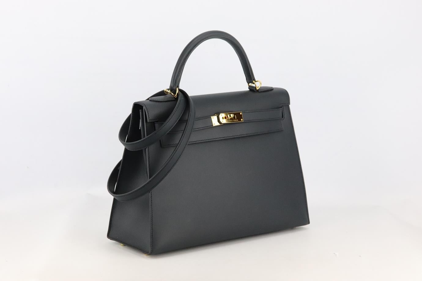 Hermès 2015 Kelly Sellier 32cm Sombrero leather bag. Made in France, this beautiful 2015 Hermès ‘Kelly Sellier’ handbag has been made from black ‘Sombrero’ leather exterior in ‘Noir’ with matching interior, this piece is decorated with gold-plated